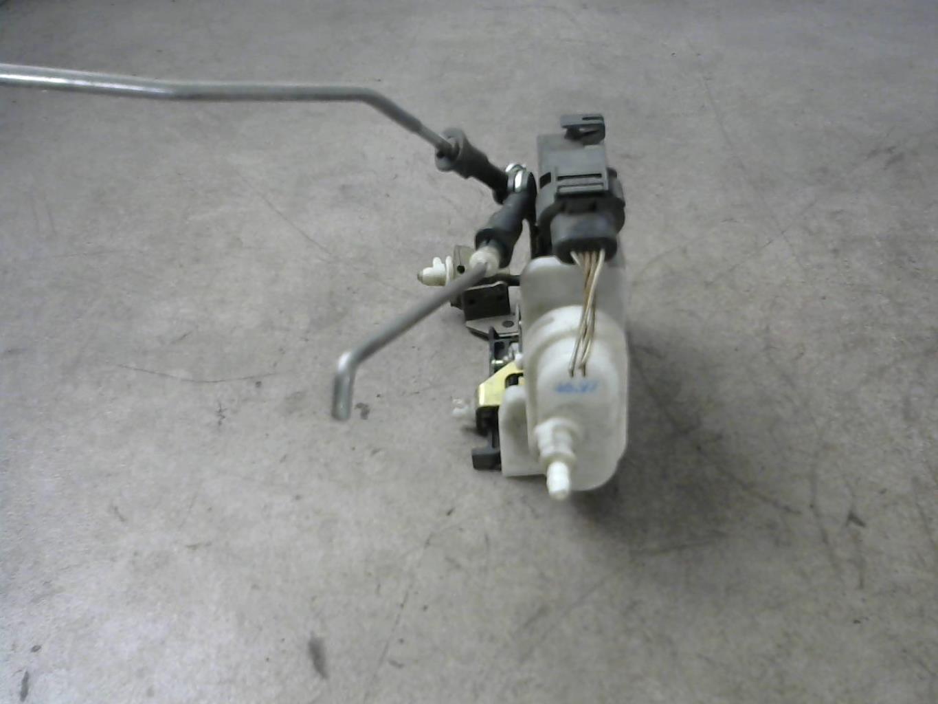 Serrure avant droit AUDI A4 1 PHASE 1 Essence - 1