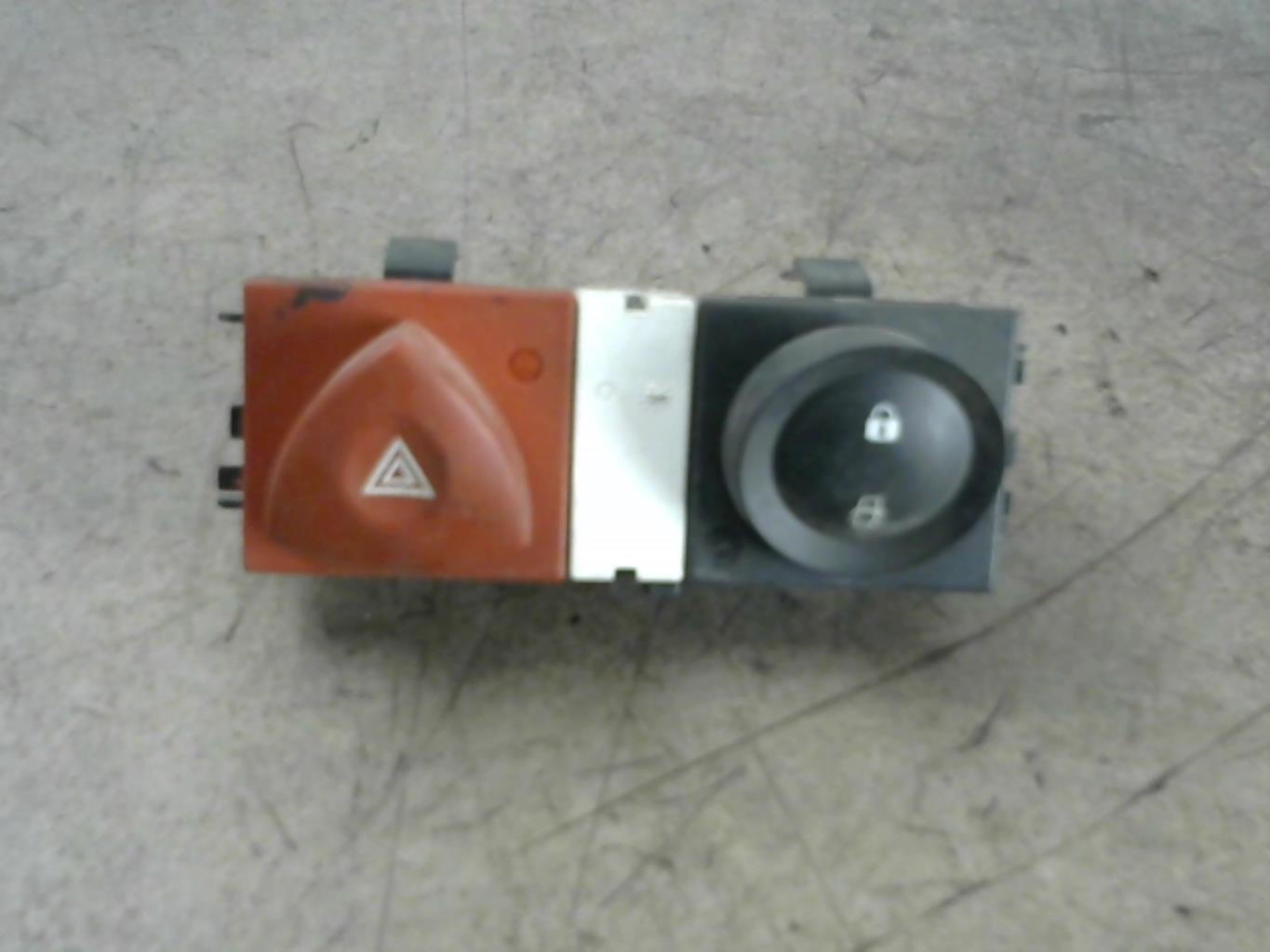 Bouton de warning RENAULT MEGANE 2 PHASE 1 Diesel - 1