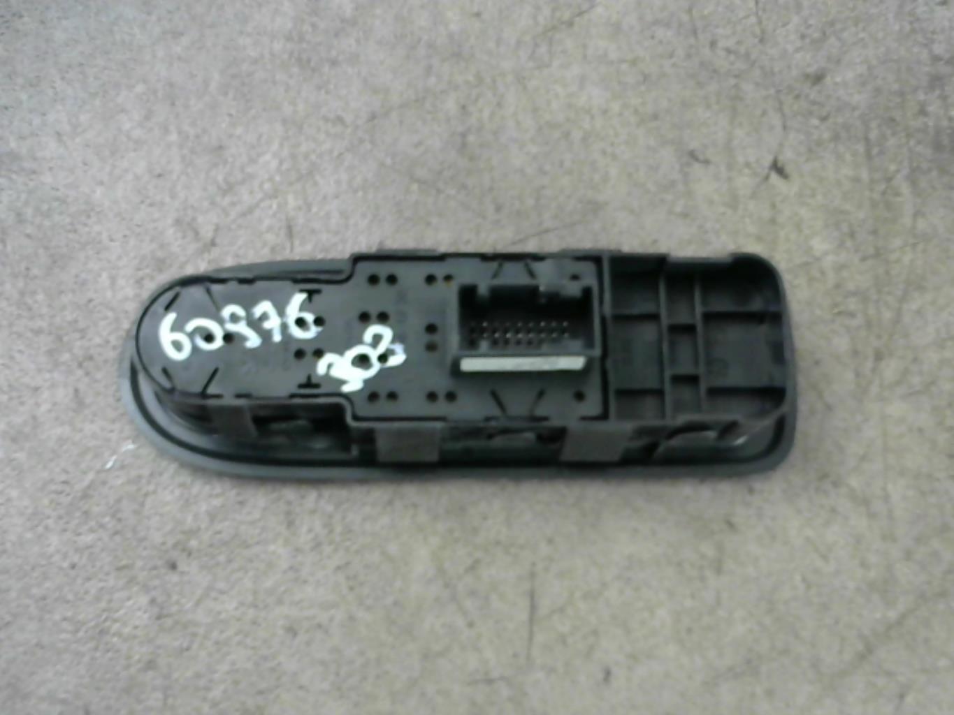 Interruttore lavacristalli anteriore sinistro PEUGEOT 308 1 SW PHASE 1 BREAK Diésel - 1