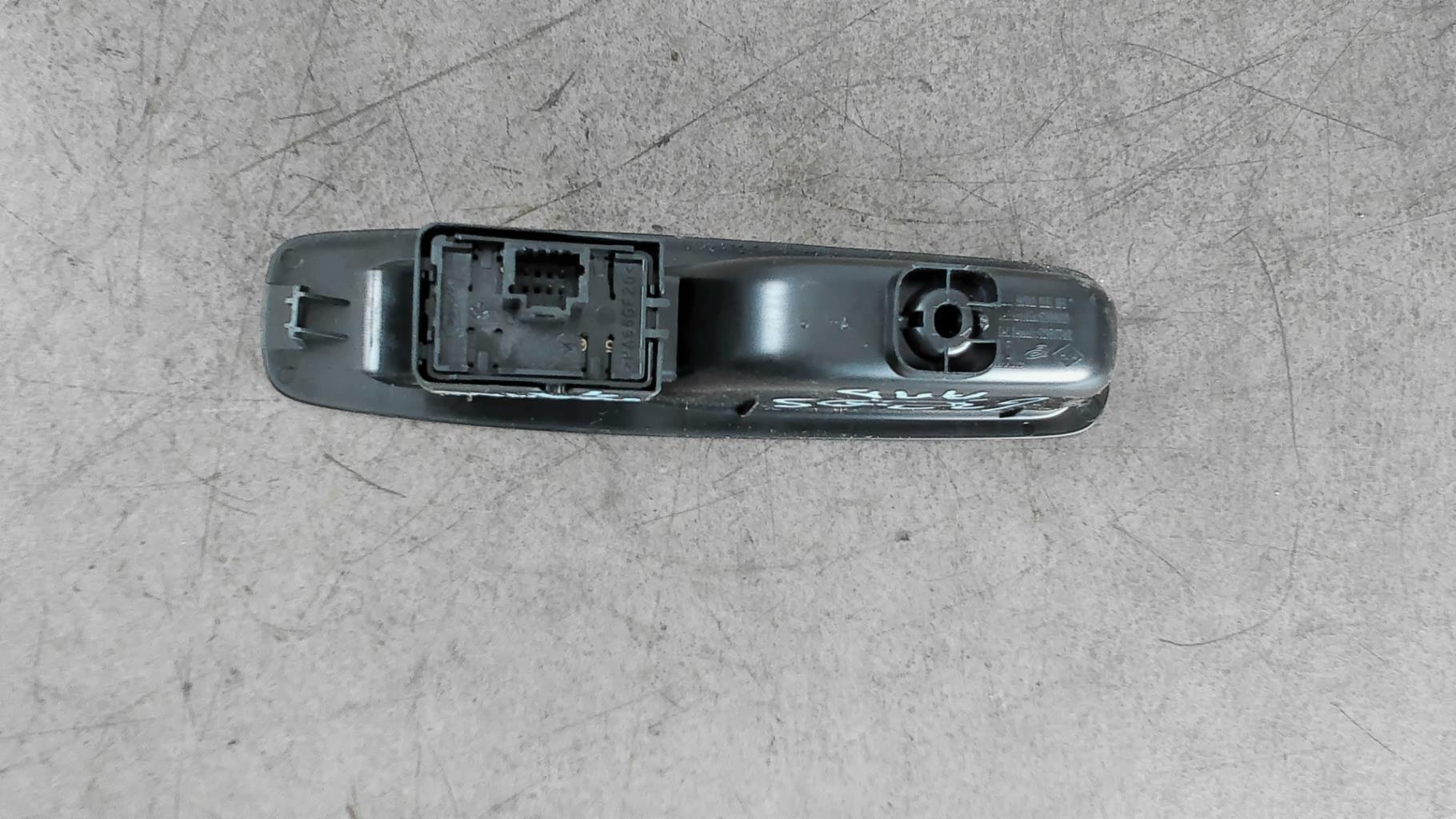 Interruttore lavacristalli posteriore destro RENAULT MEGANE 4 Diésel - 1