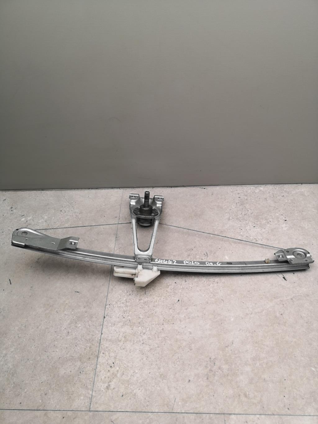 Alzacristalli manuale posteriore sinistro VOLKSWAGEN POLO 3 PHASE 2 Gasolina - 1