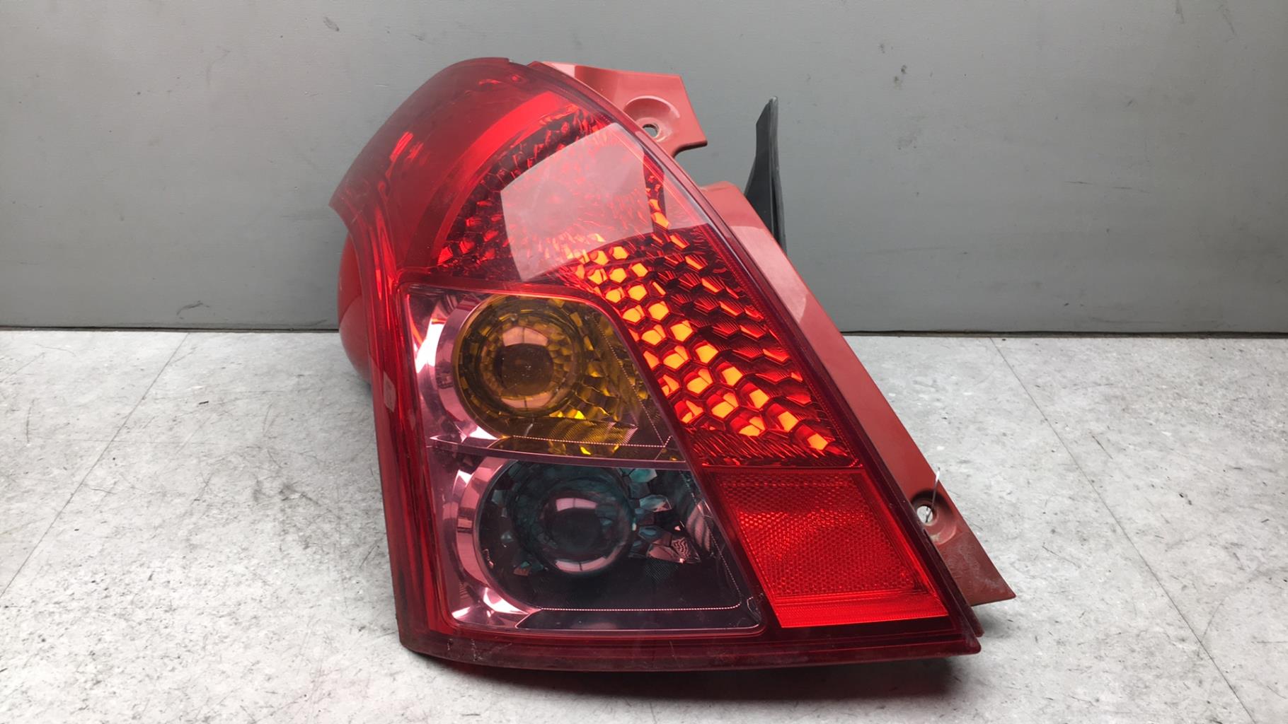 Fanale posteriore principale sinistro (luci) SUZUKI SWIFT 3 Diésel - 1