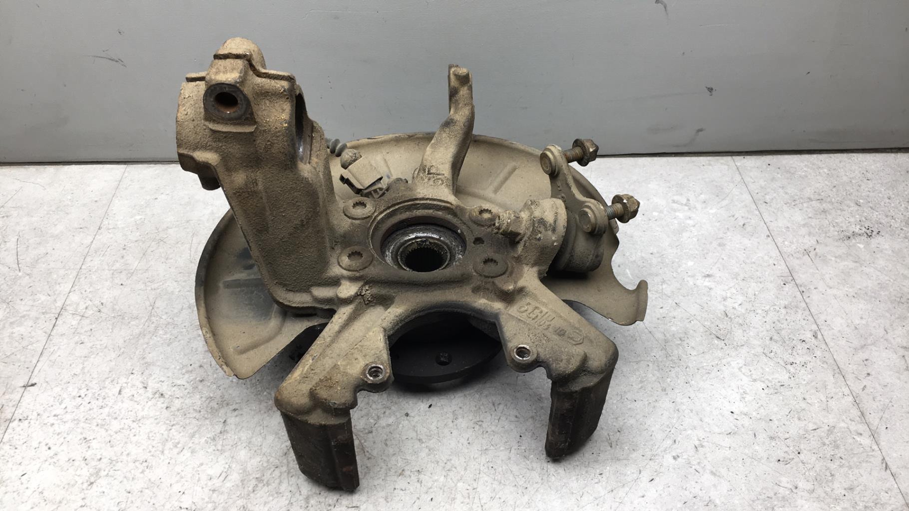 Fusee arriere droit VOLKSWAGEN GOLF 5 Diesel - 1