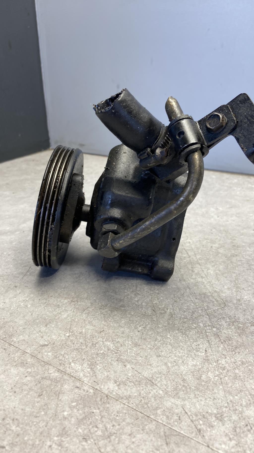 Pompe de direction FORD FIESTA 3 PHASE 2 Essence - 1