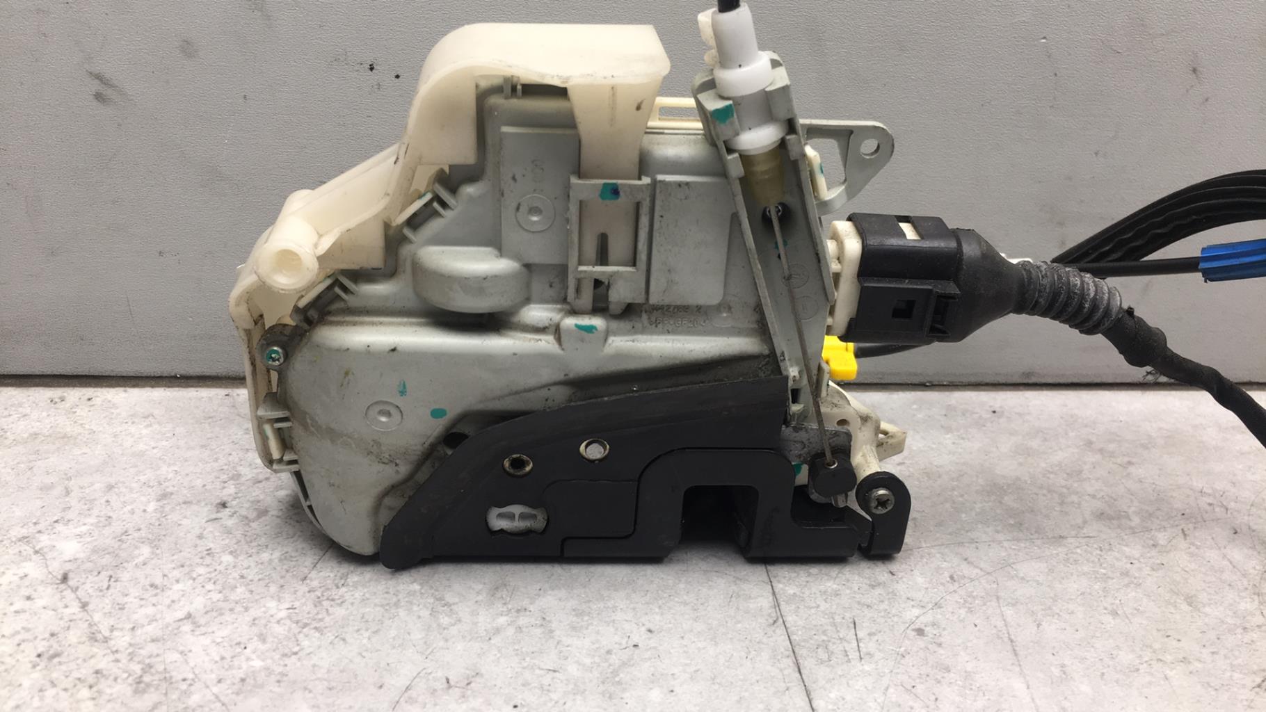 Serrure avant gauche AUDI A4 3 AVANT S4 PHASE 1 BREAK Essence - 1