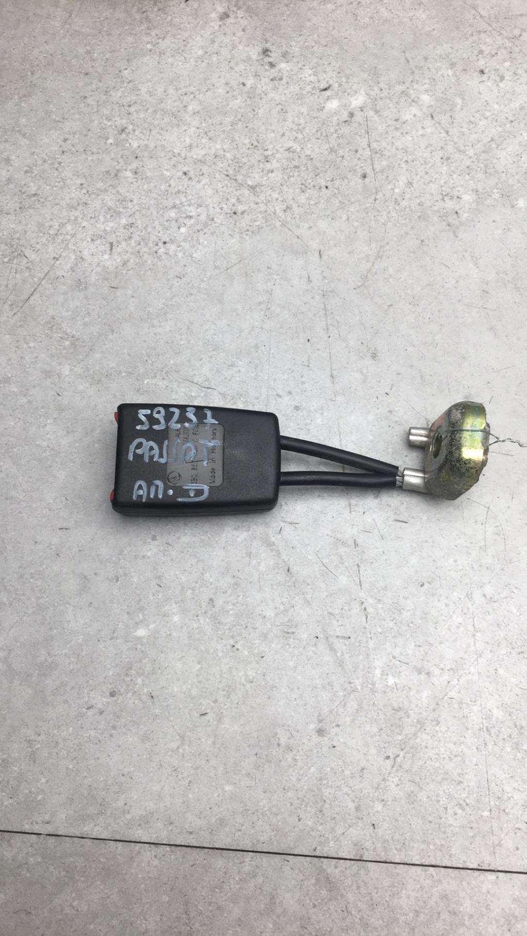 Aggancio cintura sicurezza posteriore destro VOLKSWAGEN PASSAT 4 PHASE 2 BREAK Diésel - 1