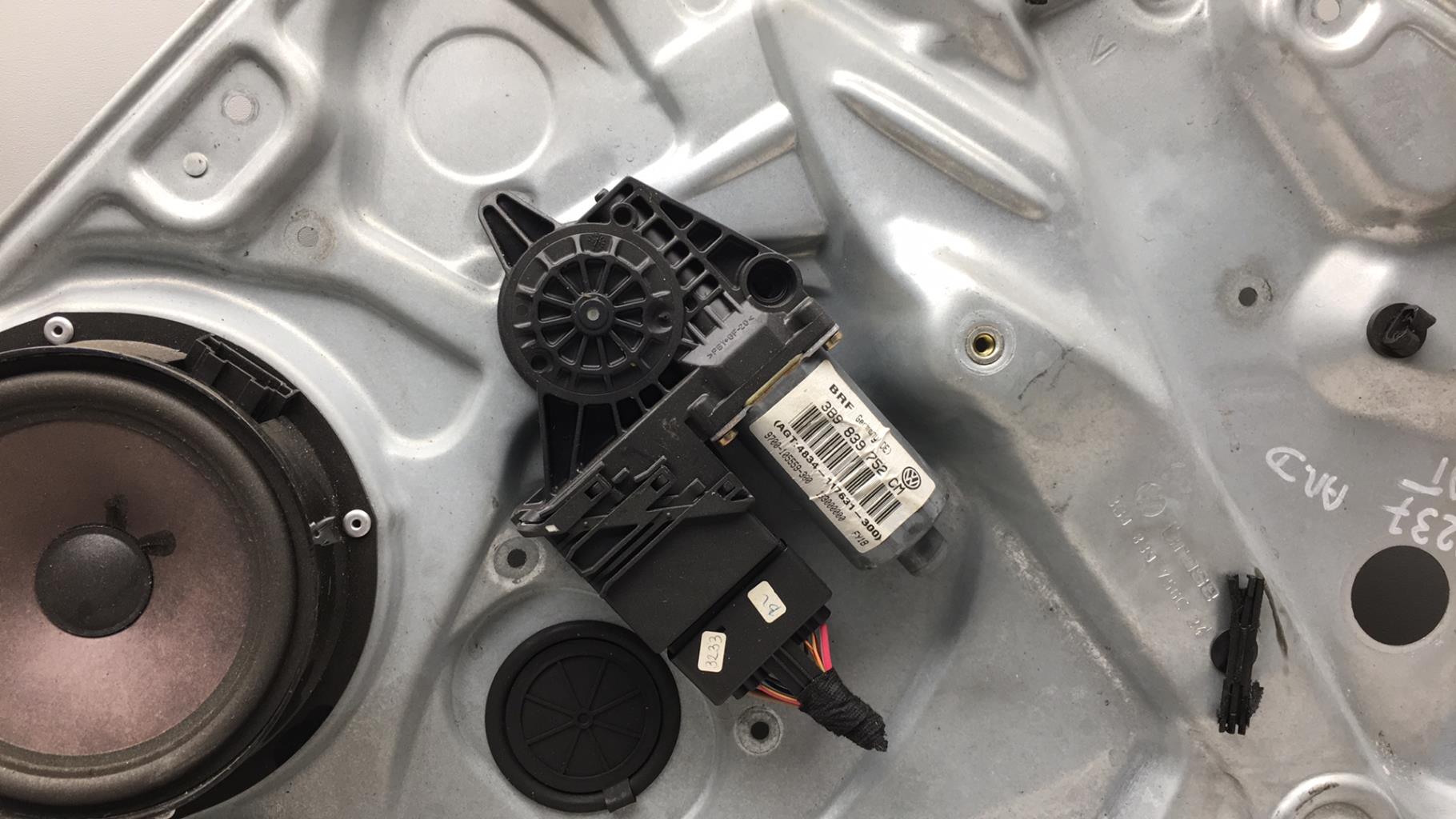 Alzacristalli elettrico posteriore destro VOLKSWAGEN PASSAT 4 PHASE 2 BREAK Diésel - 1