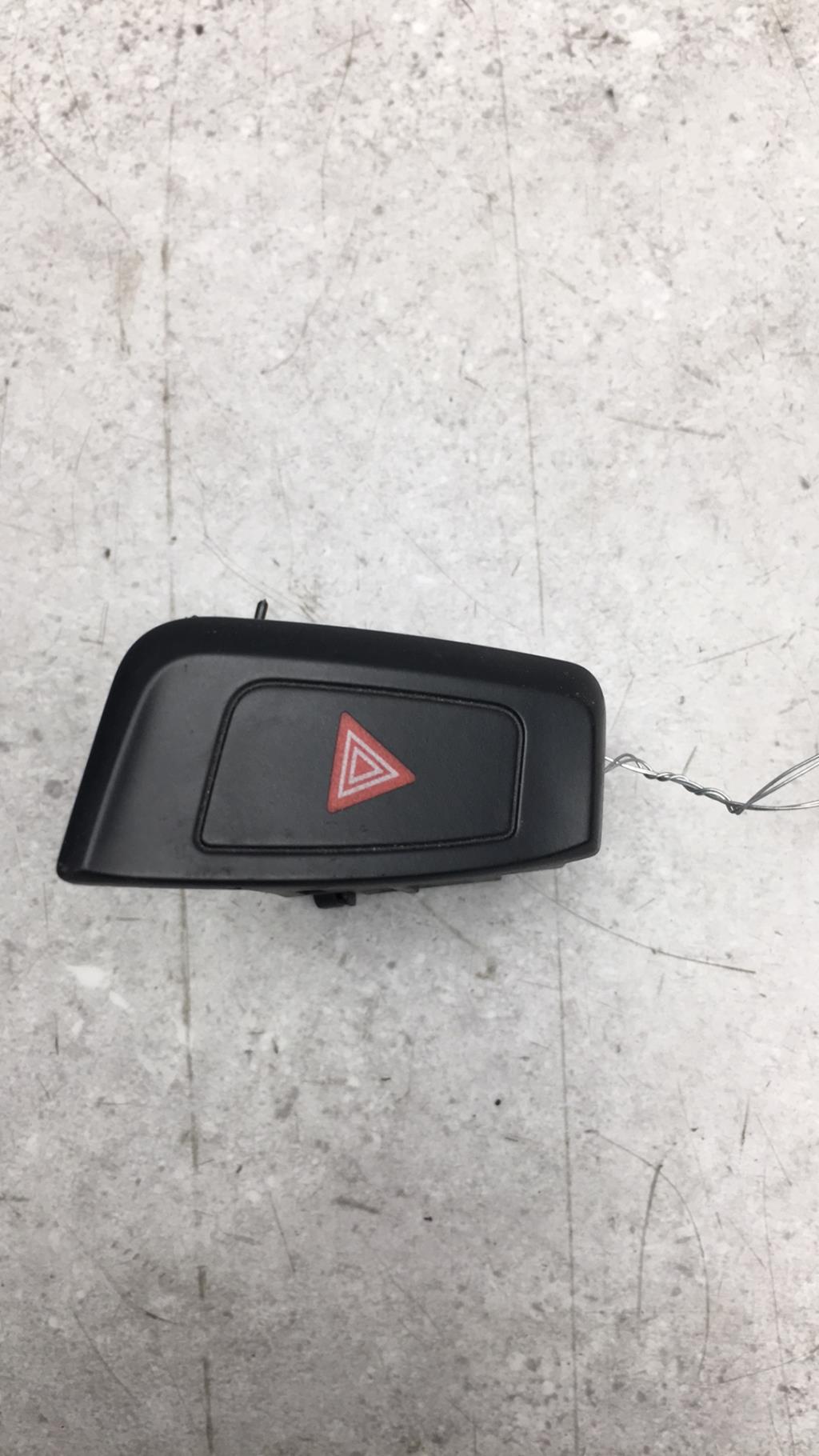 Bouton de warning AUDI A4 3 AVANT PHASE 1 BREAK Diesel - 1