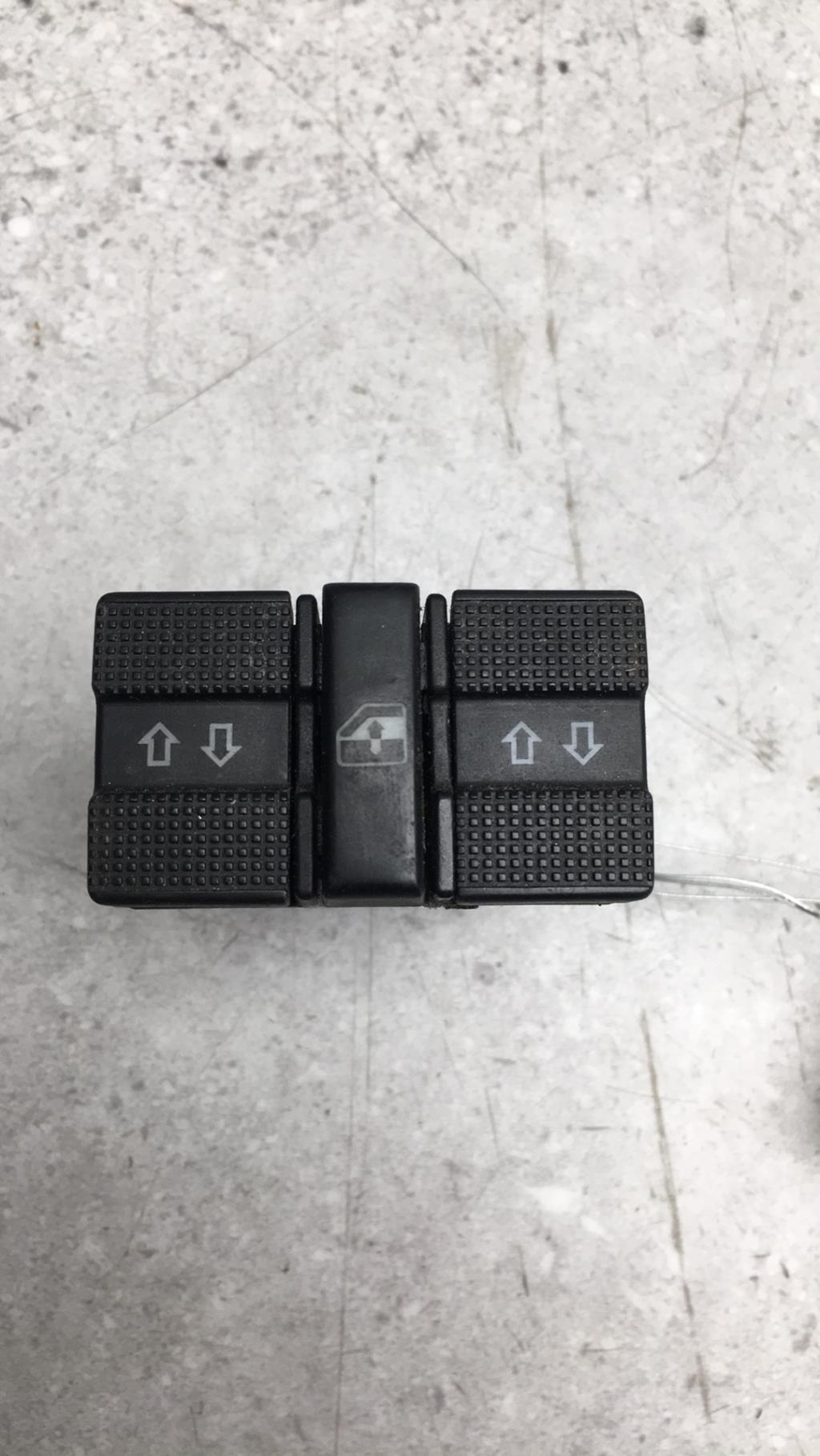 Interruttore lavacristalli posteriore sinistro VOLKSWAGEN GOLF 3 Diésel - 1