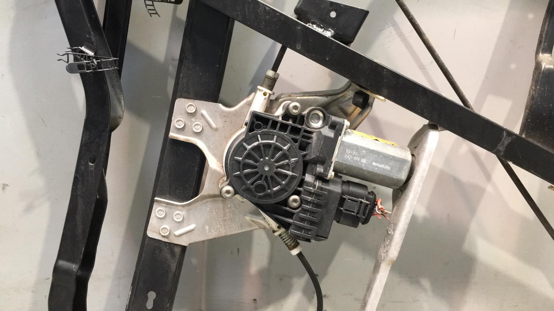 Alzacristalli elettrico anteriore destro AUDI A6 2 AVANT PHASE 2 BREAK Diésel - 1