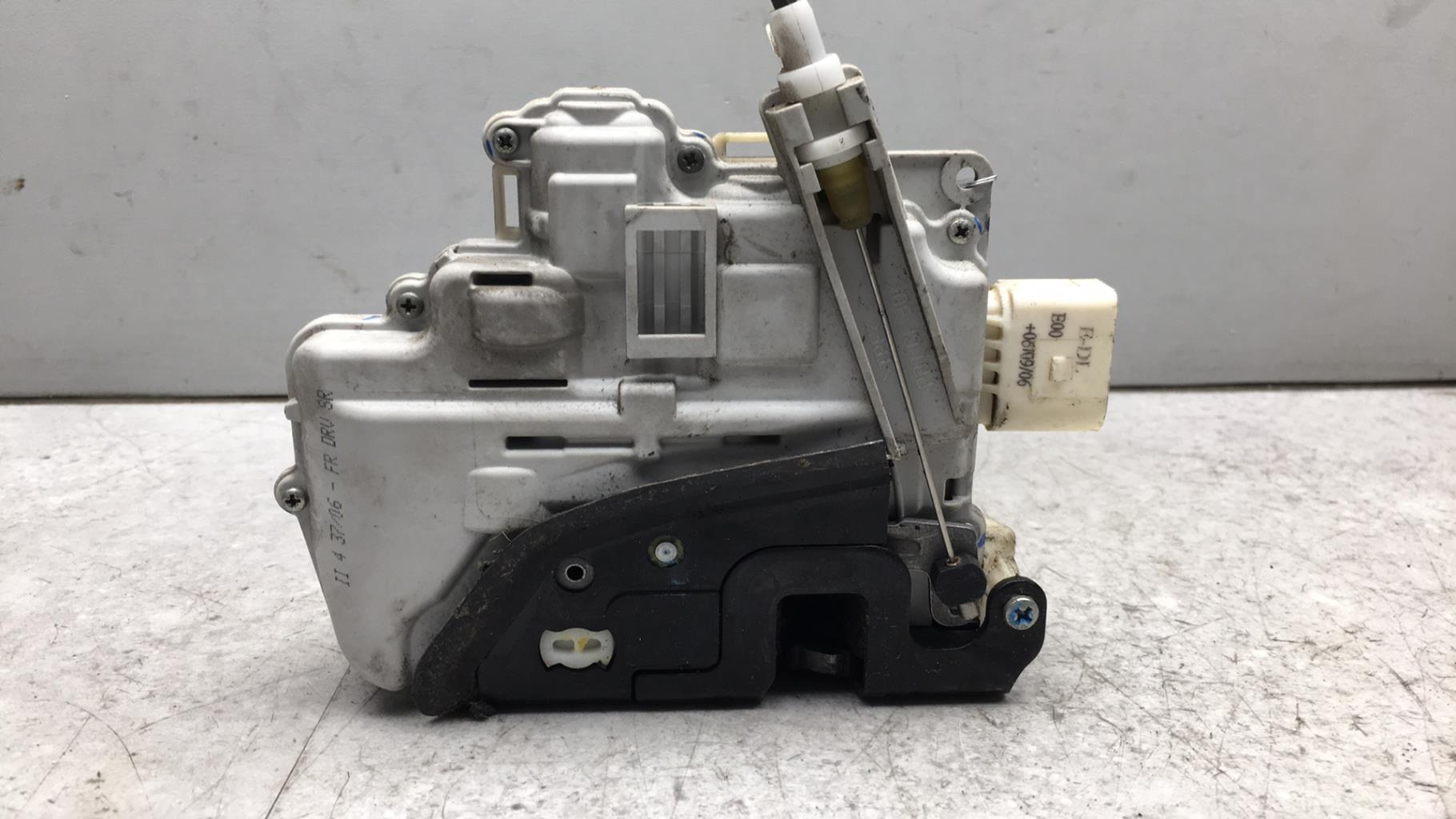 Serrure avant gauche AUDI A4 2 PHASE 2 Diesel - 1