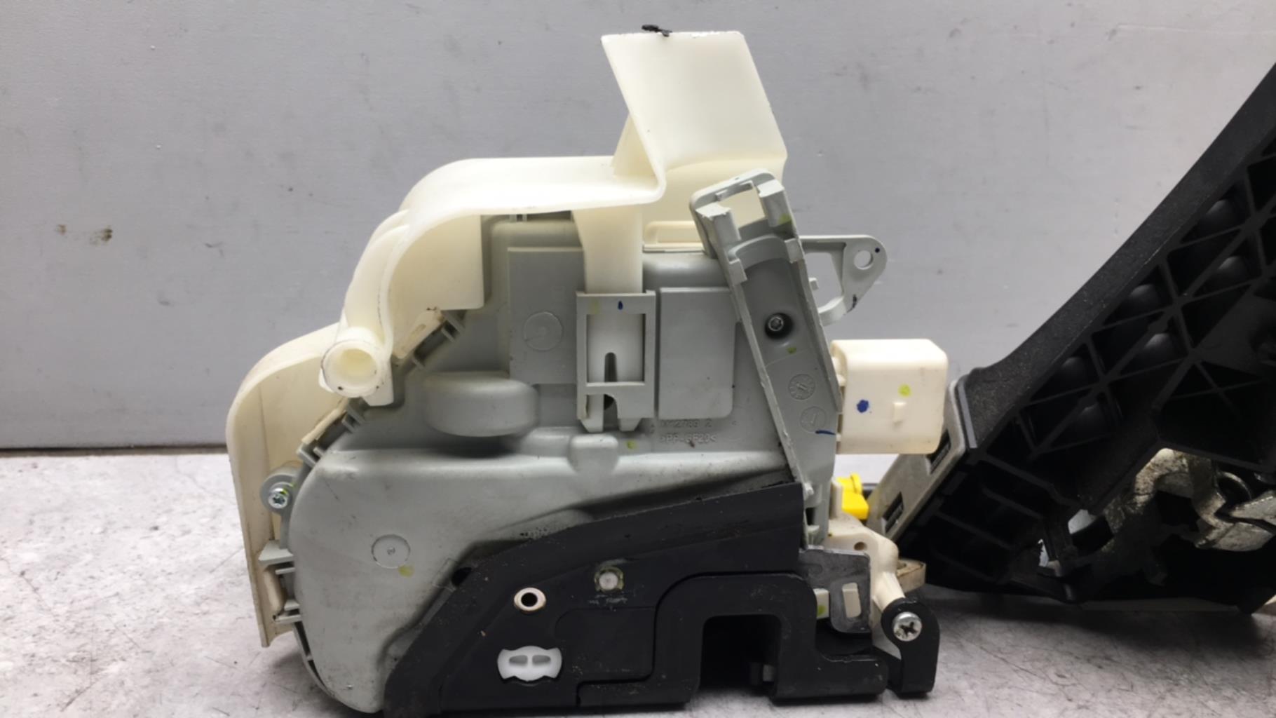 Serrure avant gauche AUDI A6 4 AVANT PHASE 1 BREAK Diesel - 1