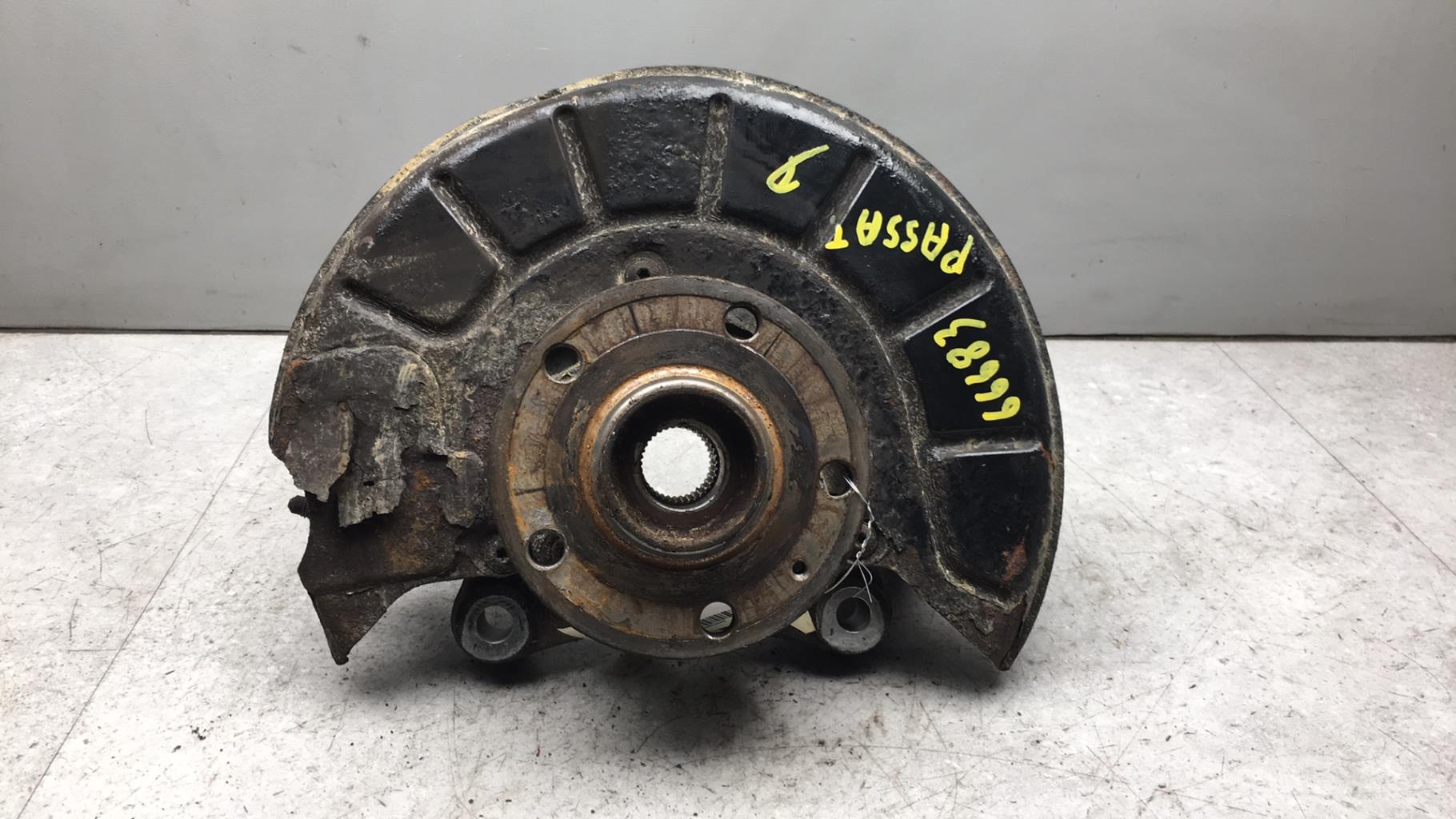 Fusee avant droit VOLKSWAGEN PASSAT 5  - 1