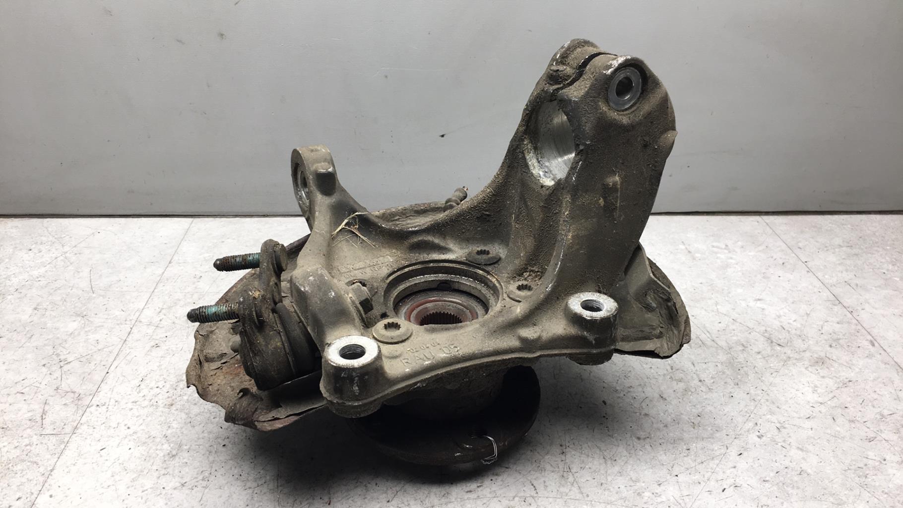 Fusee avant gauche VOLKSWAGEN PASSAT 5  - 1