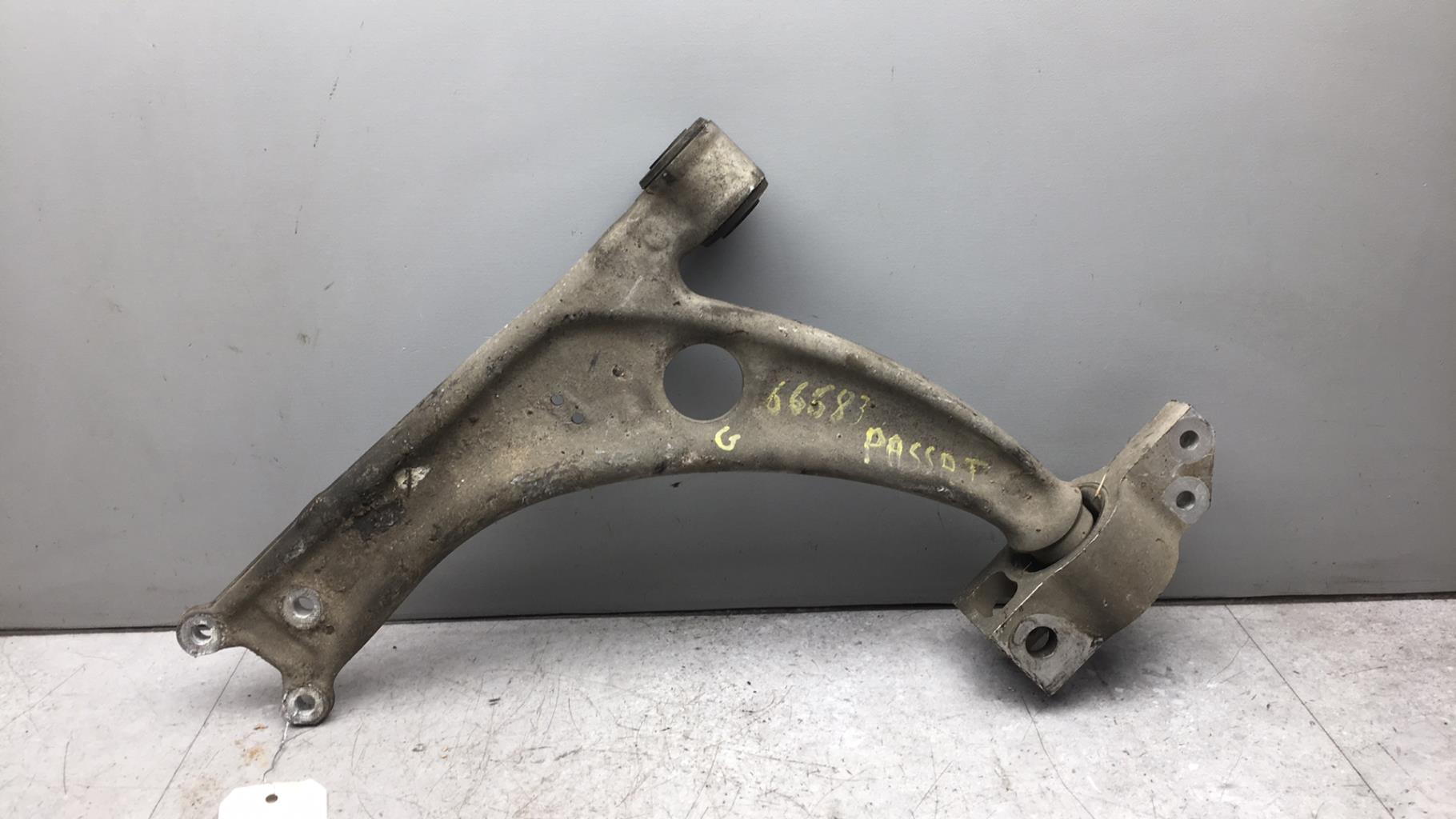 Triangle avant gauche VOLKSWAGEN PASSAT 5  - 1