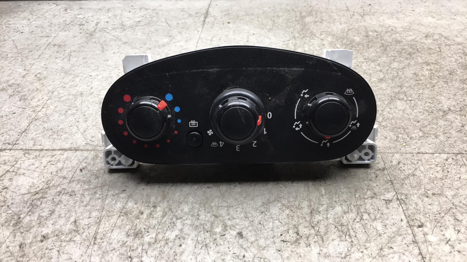 Commande chauffage DACIA SANDERO 2 PHASE 1 Essence - 1