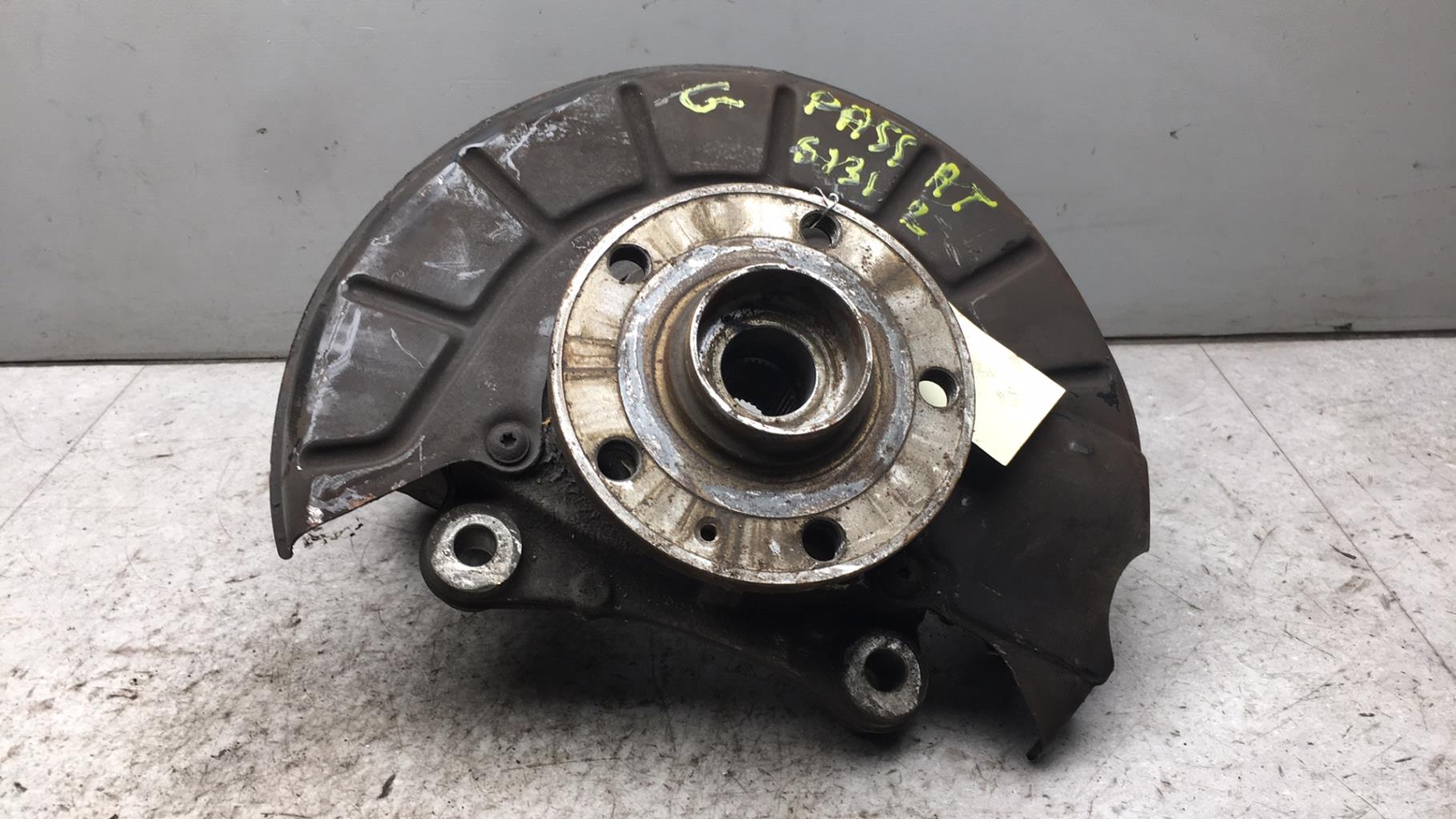 Fusee avant gauche VOLKSWAGEN PASSAT 5 Diesel - 1