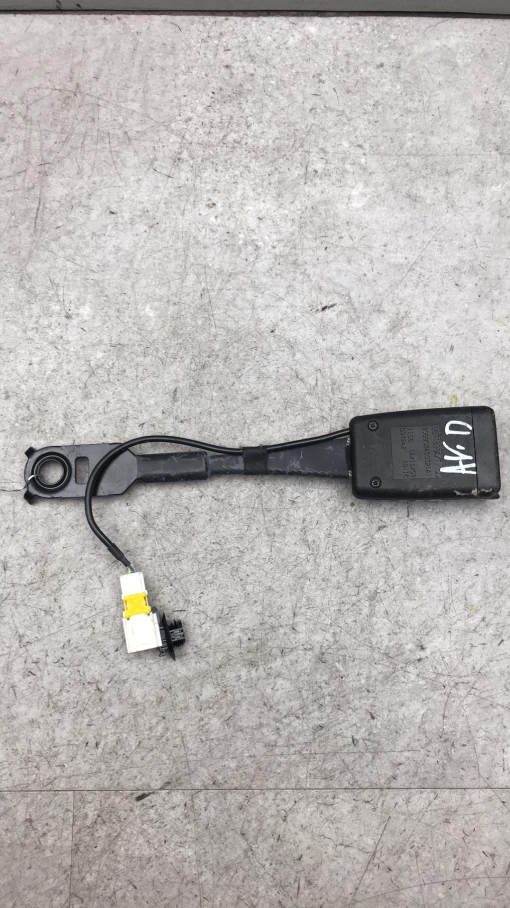Attache ceinture avant droit CITROEN C4 2 PHASE 1 Diesel - 1