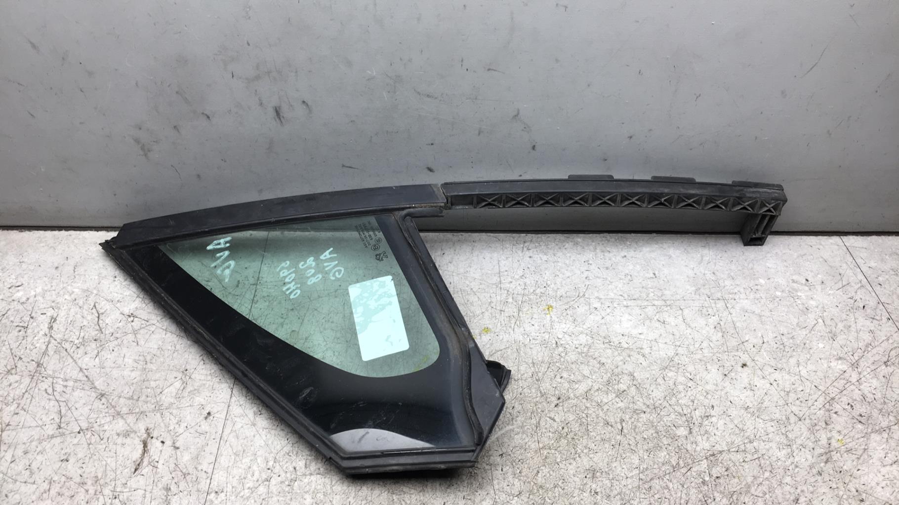 Ventanilla triangular delantera izquierda (puerta) PEUGEOT 208 1 PHASE 2  - 1