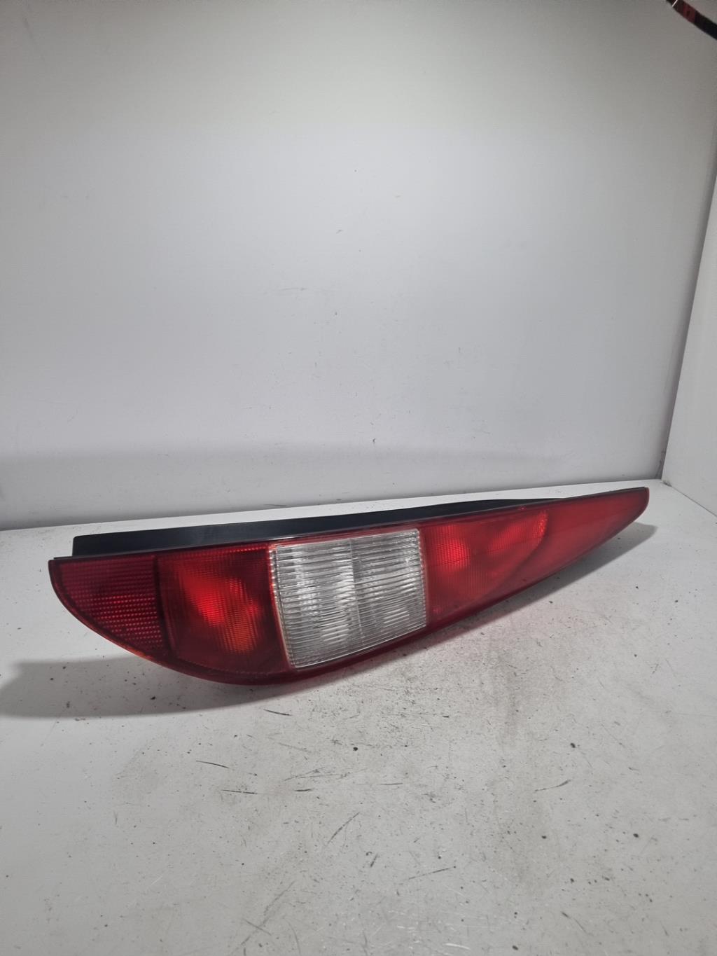Fanale posteriore principale destro (luci) FORD MONDEO 2 BREAK Diésel - 1