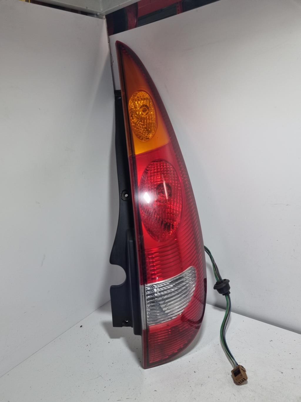 Fanale posteriore principale destro (luci) NISSAN ALMERA TINO PHASE 1 Gasolina - 1