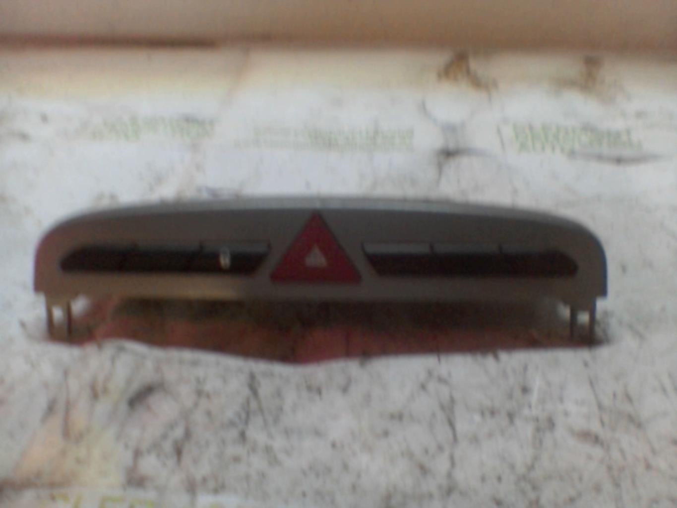Bouton de warning PEUGEOT 308 1 PHASE 1 Diesel - 1