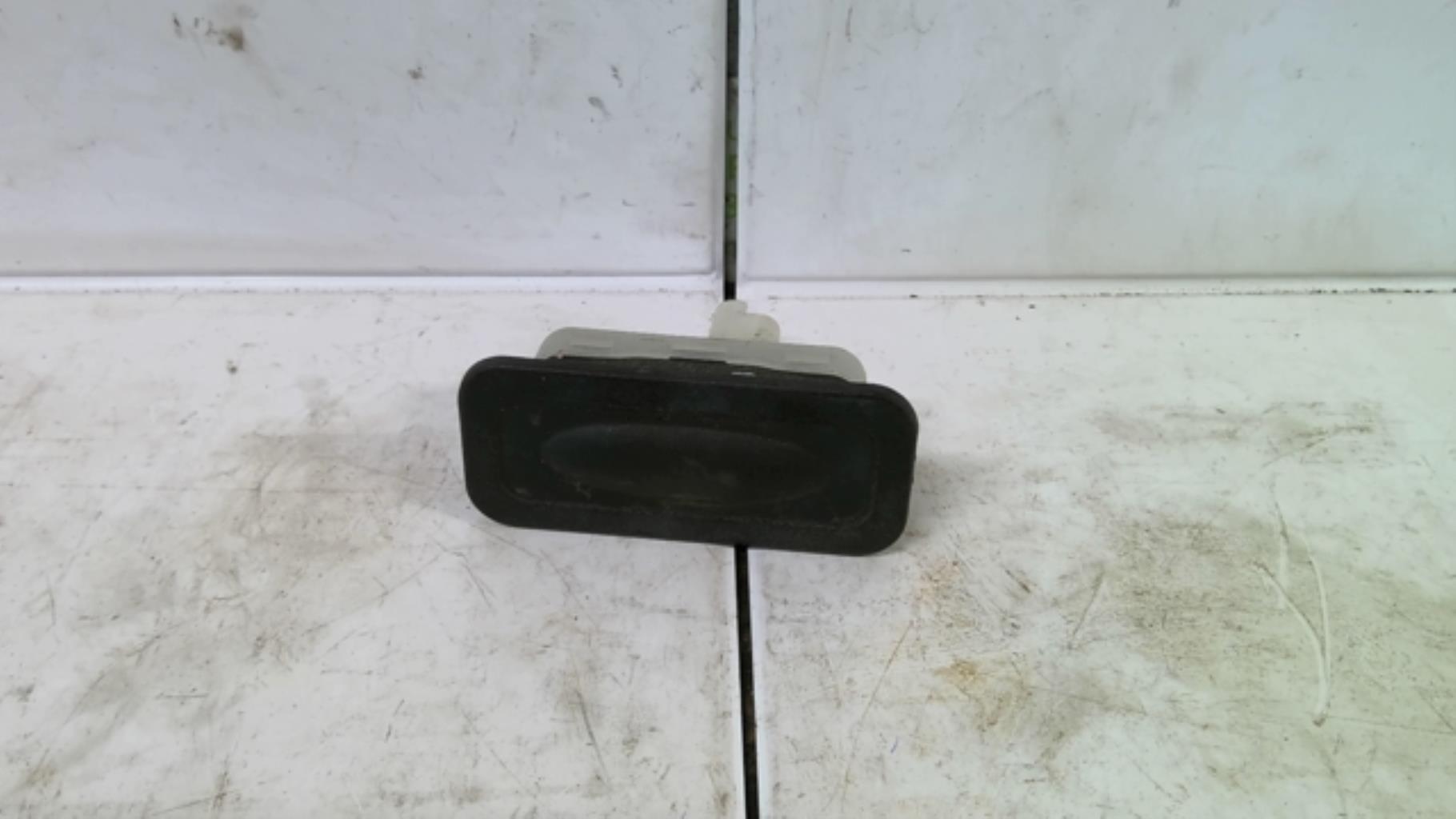 Bouton de coffre RENAULT CLIO 4 PHASE 1 Essence - 1