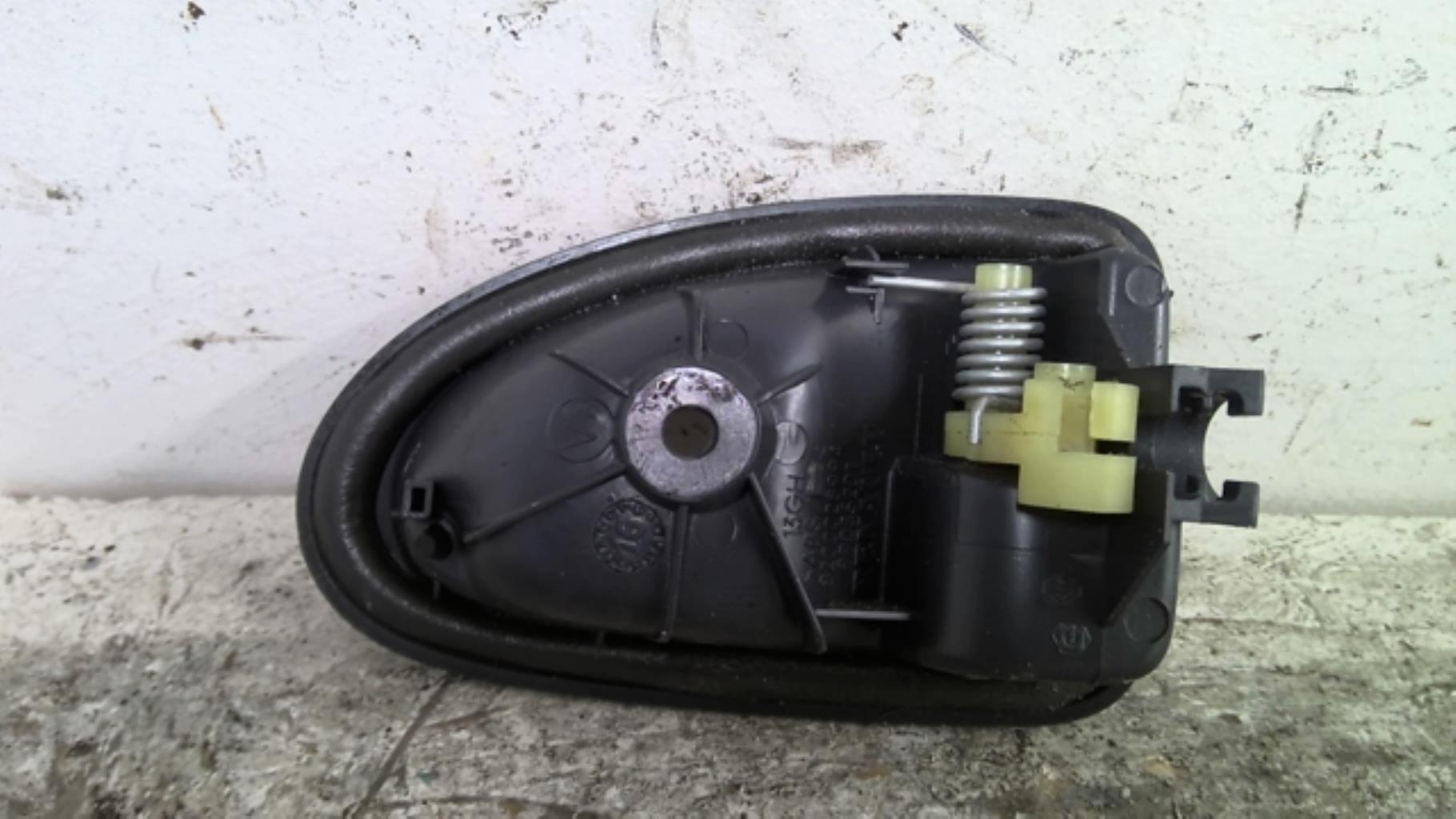 Poignee interieur arriere gauche RENAULT CLIO 2 PHASE 1 Essence - 1