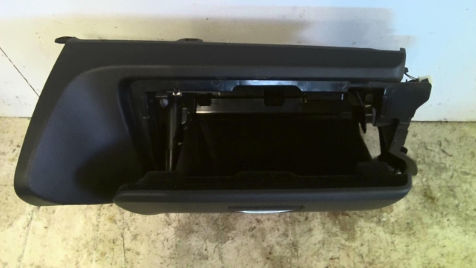 Boite a gants BMW SERIE 1 E81 Diesel - 1