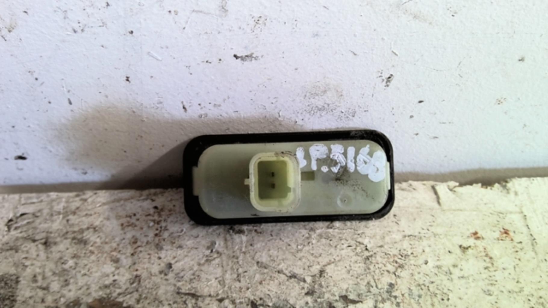 Bouton de coffre RENAULT MEGANE 3 PHASE 1 Diesel - 1