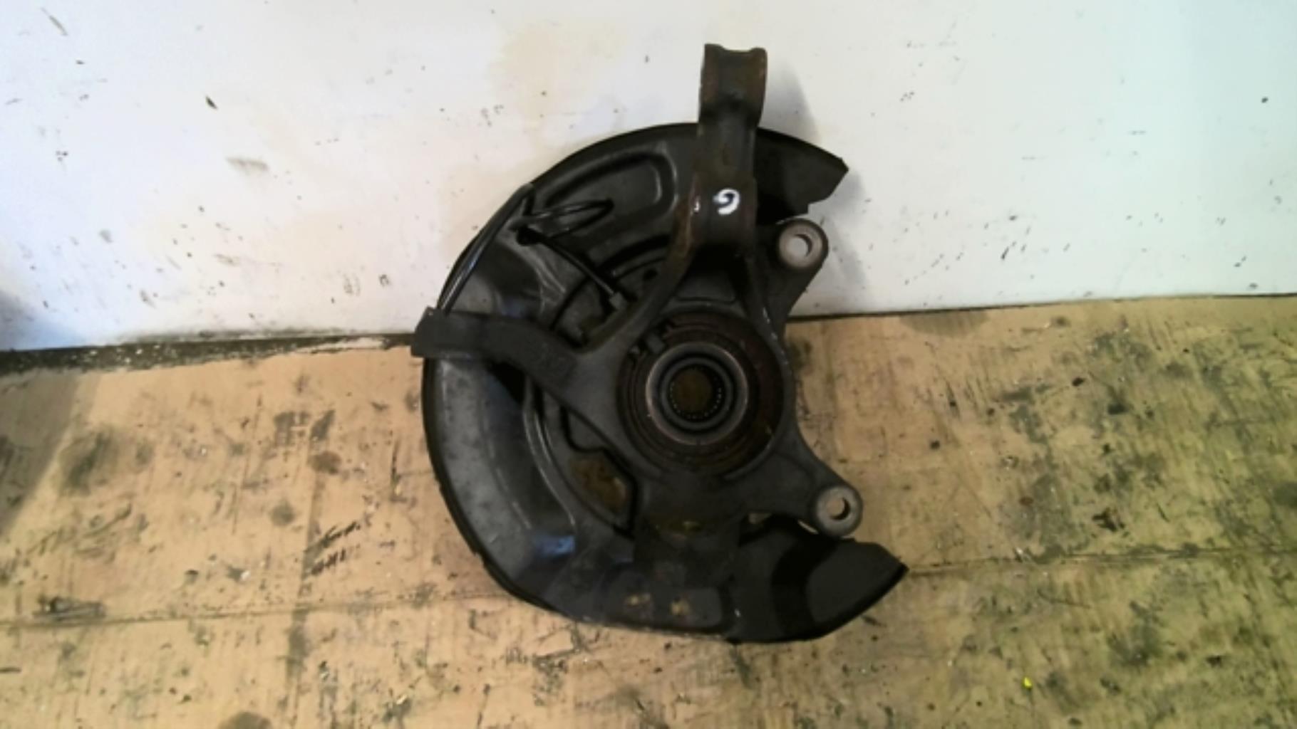 Fusee avant gauche TOYOTA YARIS 2 Essence - 1