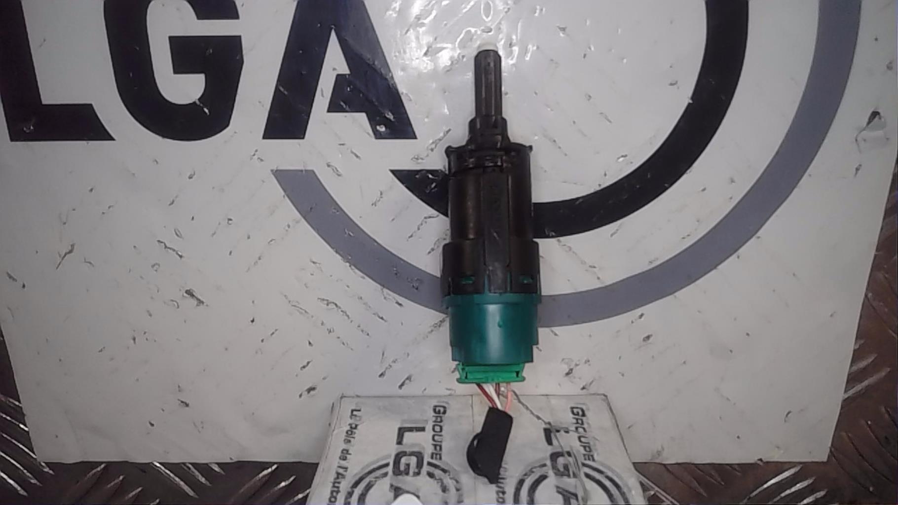 Contacteur feu stop RENAULT CAPTUR 2 PHASE 1 Essence - 1