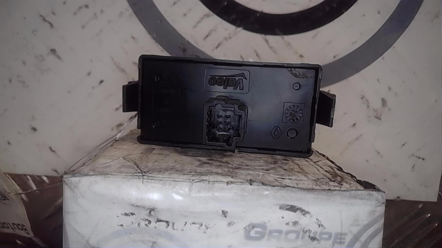 Bouton de warning RENAULT TRAFIC 3 COURT PHASE 1  - 1