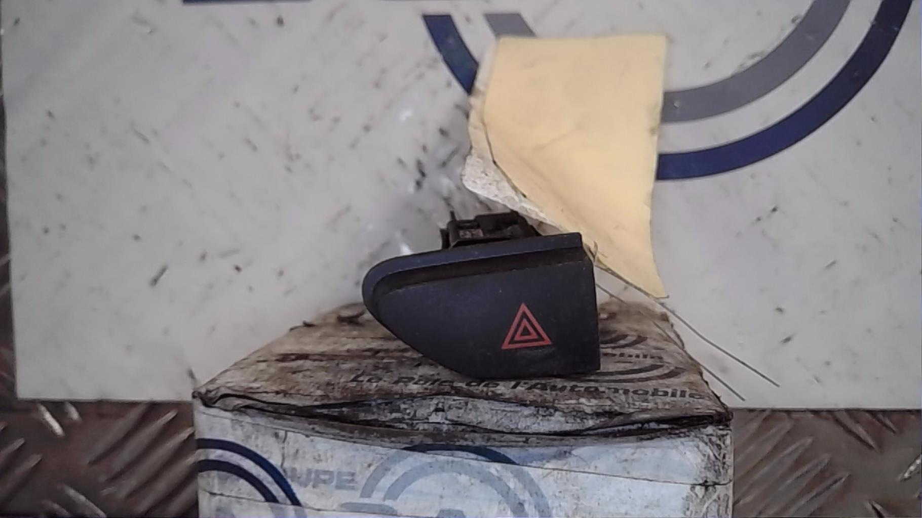 Bouton de warning RENAULT CLIO 4 PHASE 2 Essence - 1