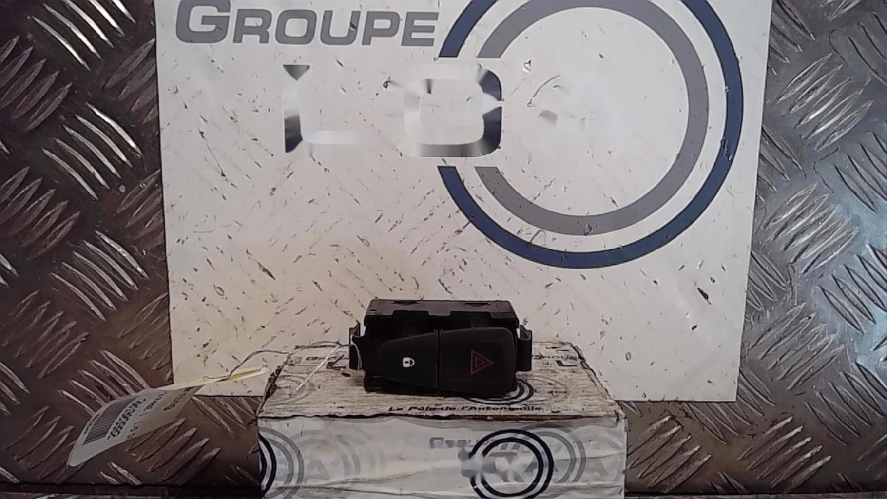 Bouton de warning RENAULT SCENIC 3 PHASE 1 Diesel - 1