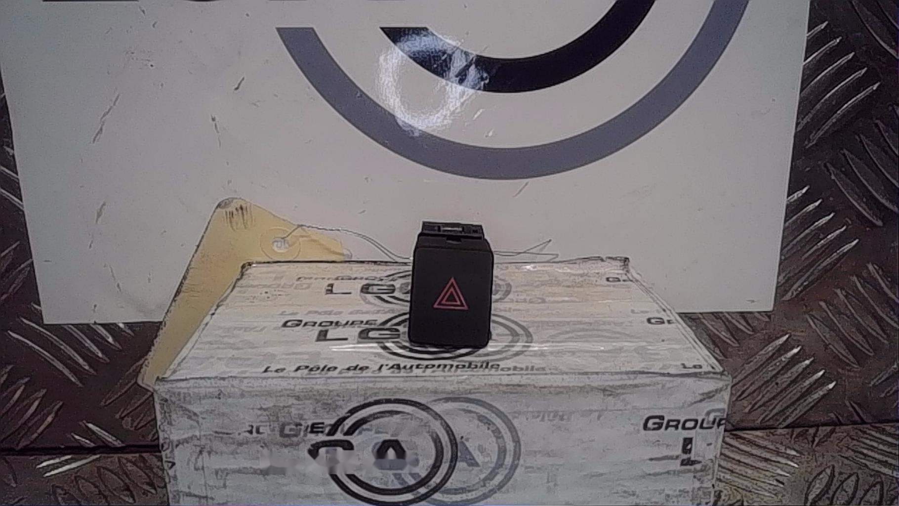 Bouton de warning NISSAN QASHQAI 2 PHASE 2 Diesel - 1