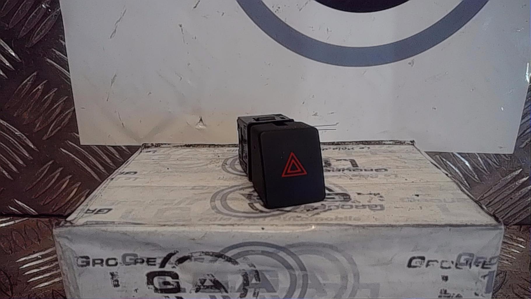 Bouton de warning NISSAN QASHQAI 2 PHASE 2 Diesel - 1