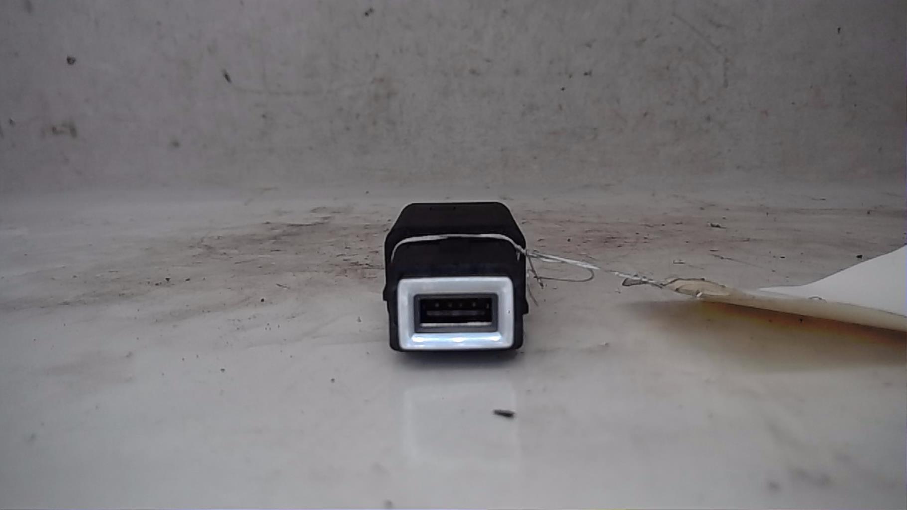 Prise port USB PEUGEOT 208 2 Essence - 1