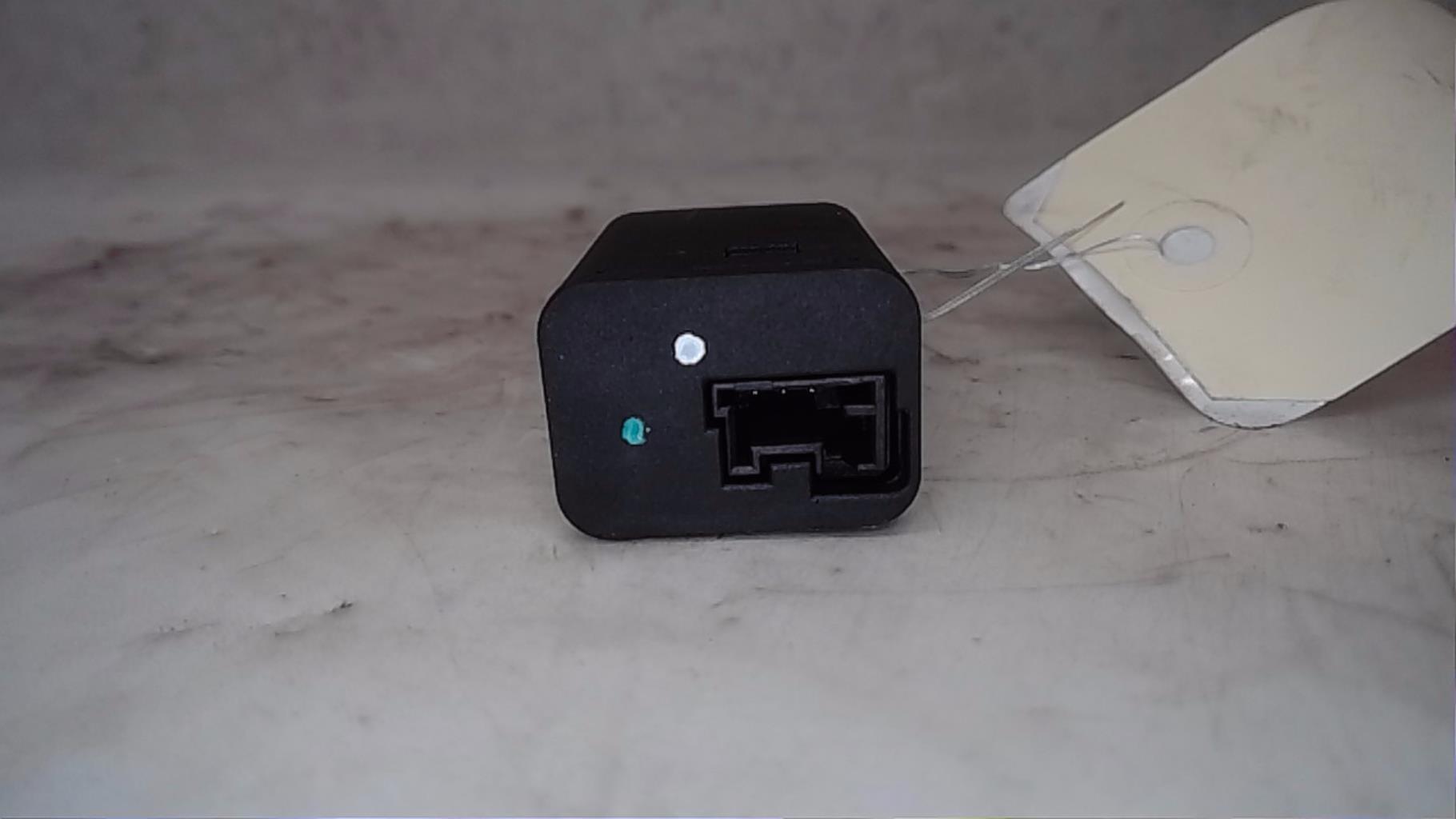 Prise port USB PEUGEOT 208 2 Essence - 1