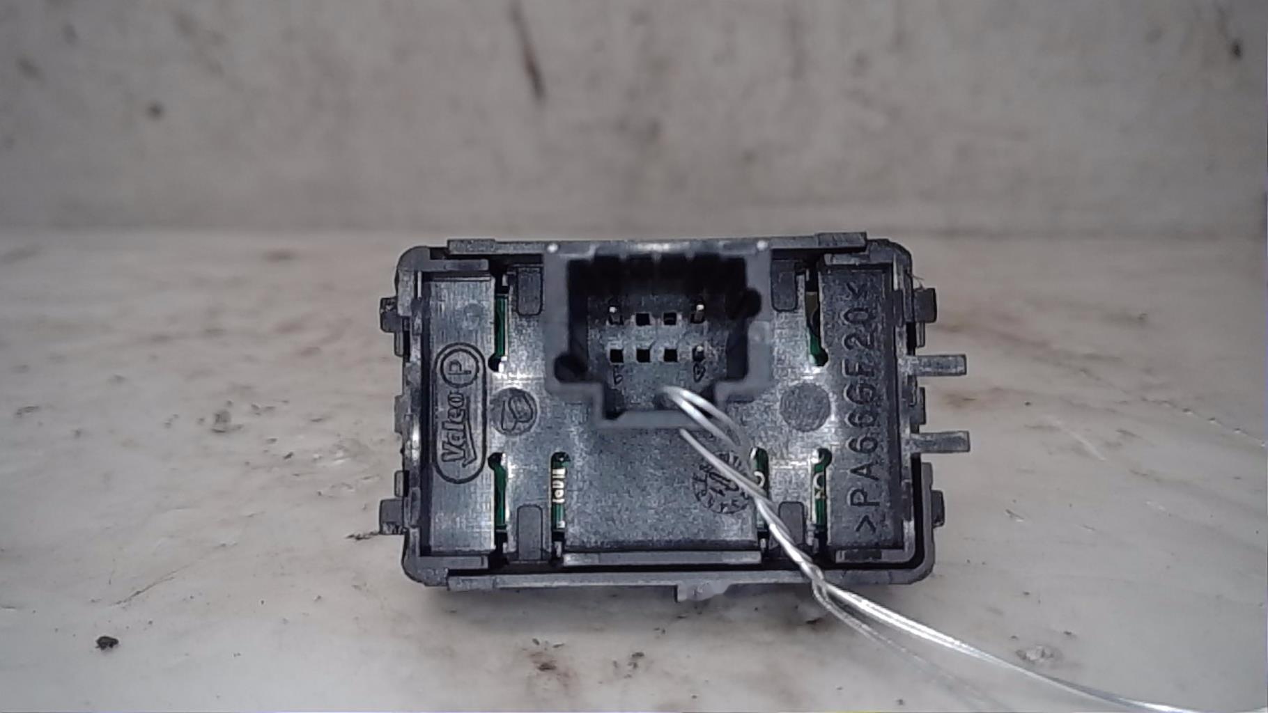 Bouton/Interrupteur RENAULT MEGANE 3 PHASE 1 Diesel - 1