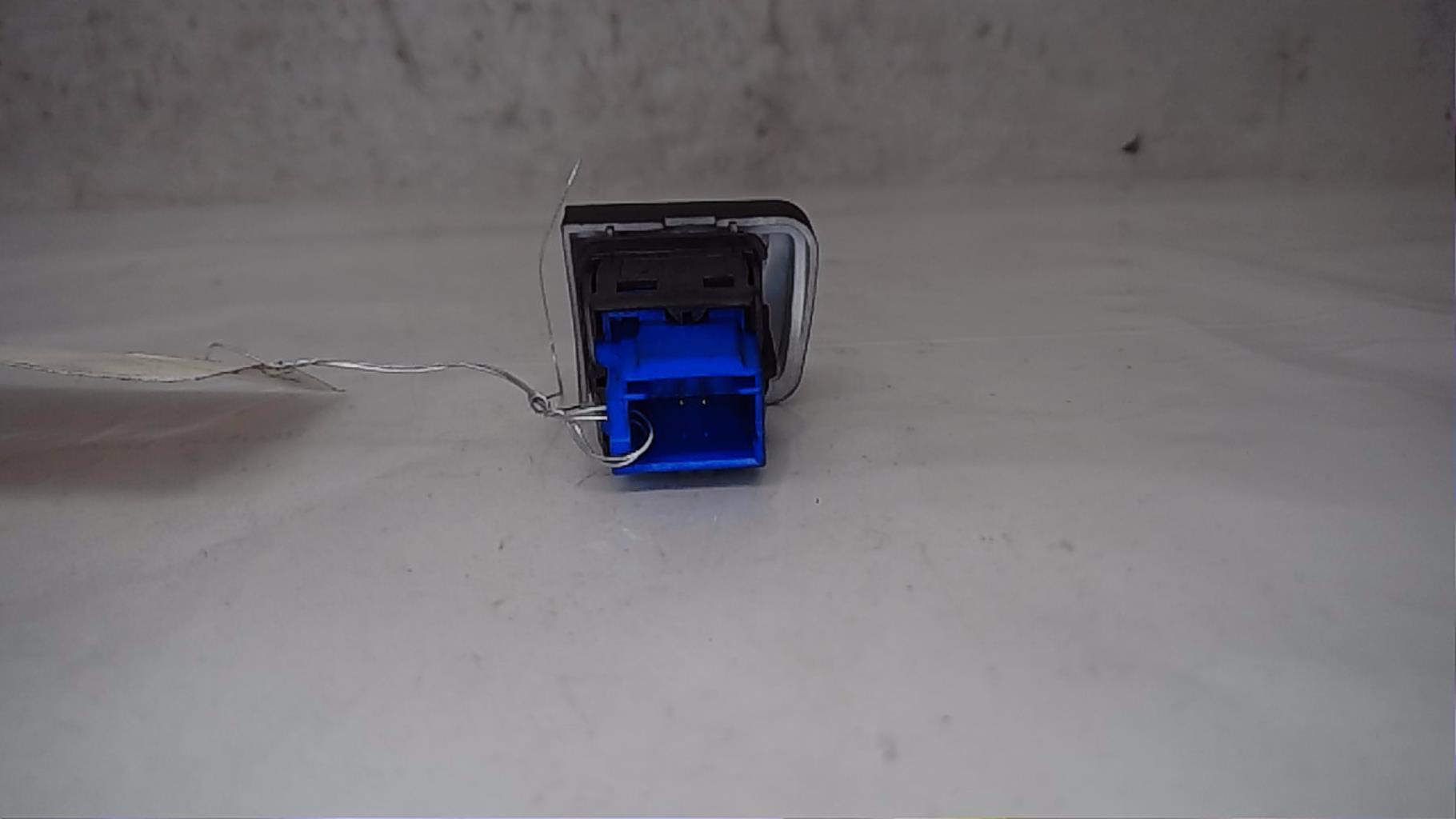 Bouton de warning PEUGEOT 208 1 PHASE 1 Diesel - 1