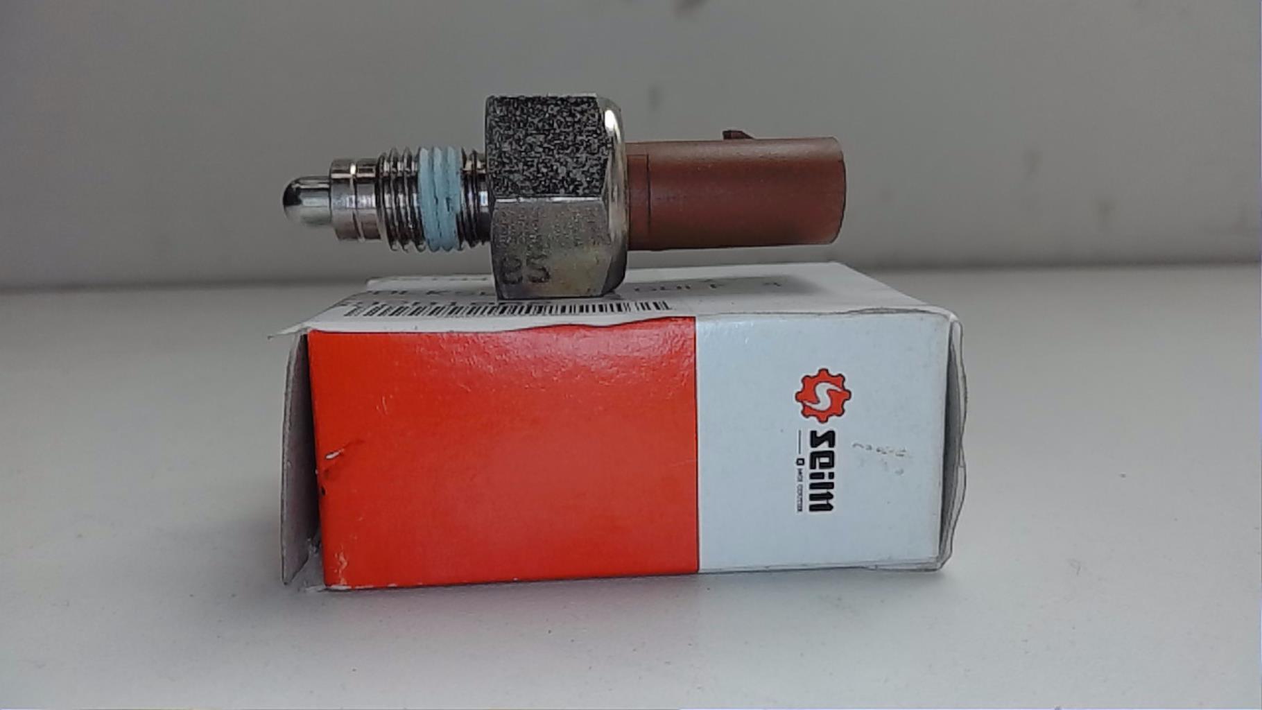 Contacteur feu stop VOLKSWAGEN GOLF 4  - 1
