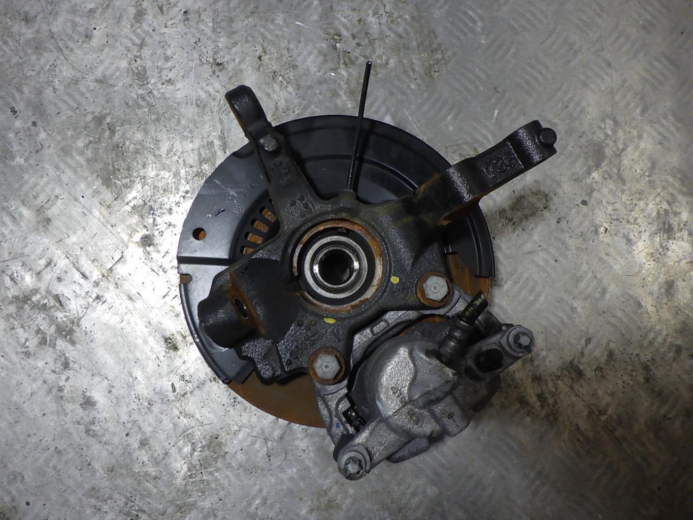 Fusee avant gauche RENAULT CLIO 5 PHASE 1 Essence - 1