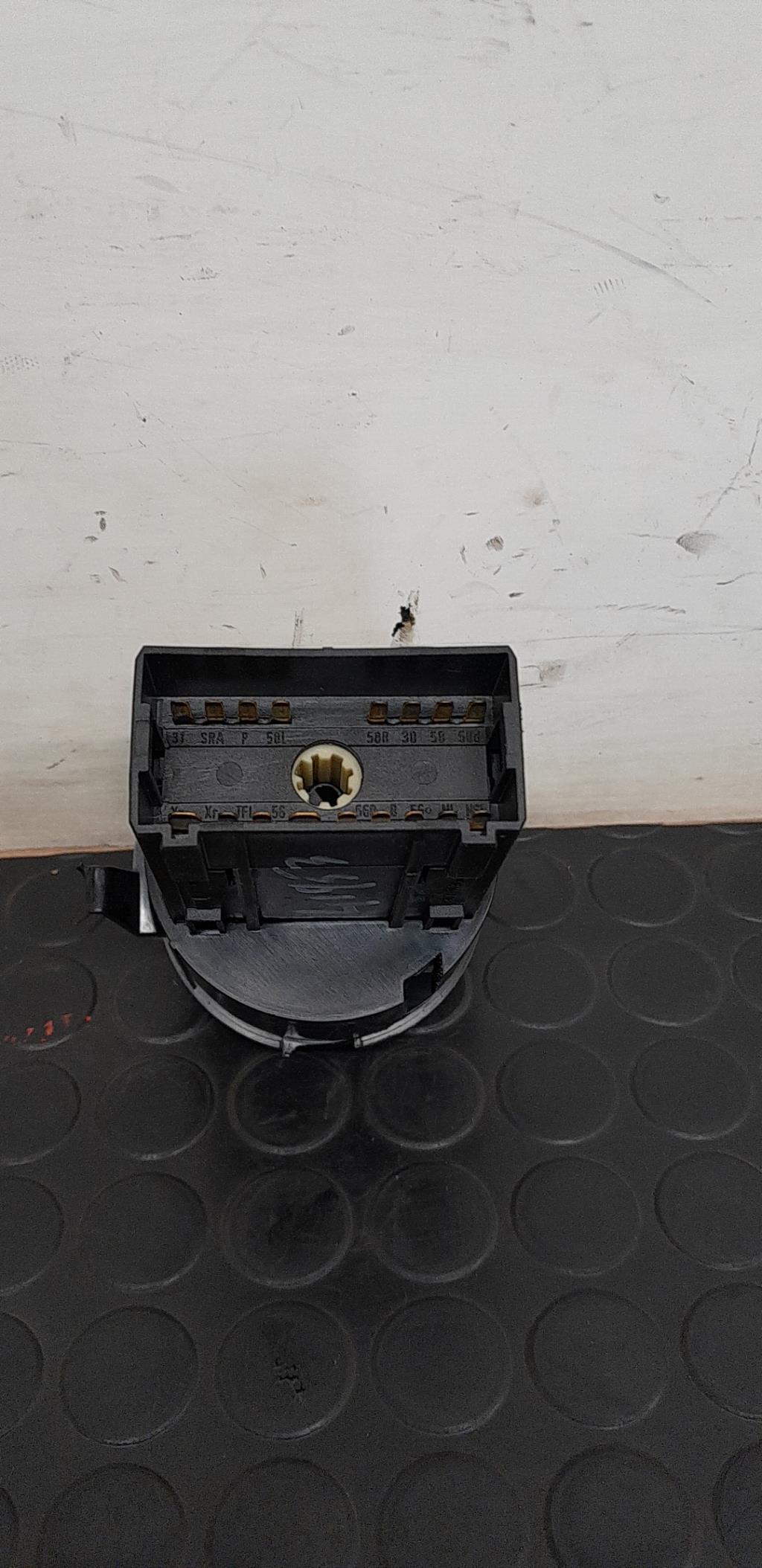 Commande de phare VOLKSWAGEN POLO 4 PHASE 1 Essence - 1