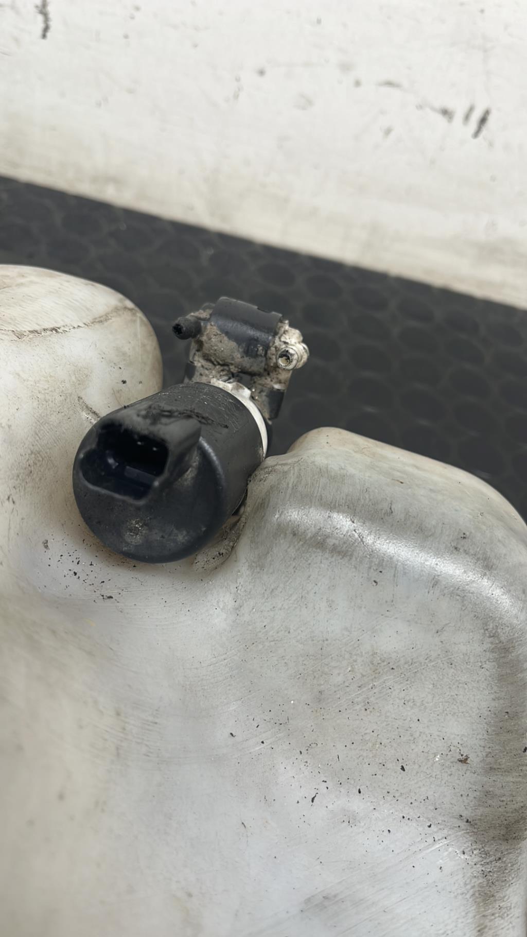 Vase de lave glace RENAULT MEGANE 3 PHASE 1 COUPE Diesel - 1