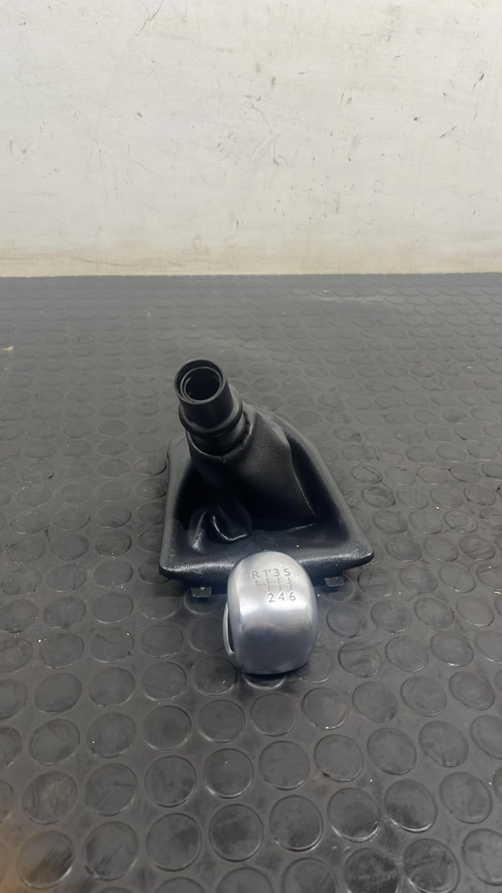 Pommeau de vitesses PEUGEOT 208 1 PHASE 1 Diesel - 1