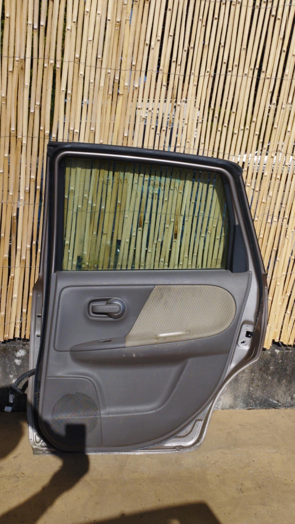 Puerta trasera derecha NISSAN NOTE 1 PHASE 1 Diésel - 1