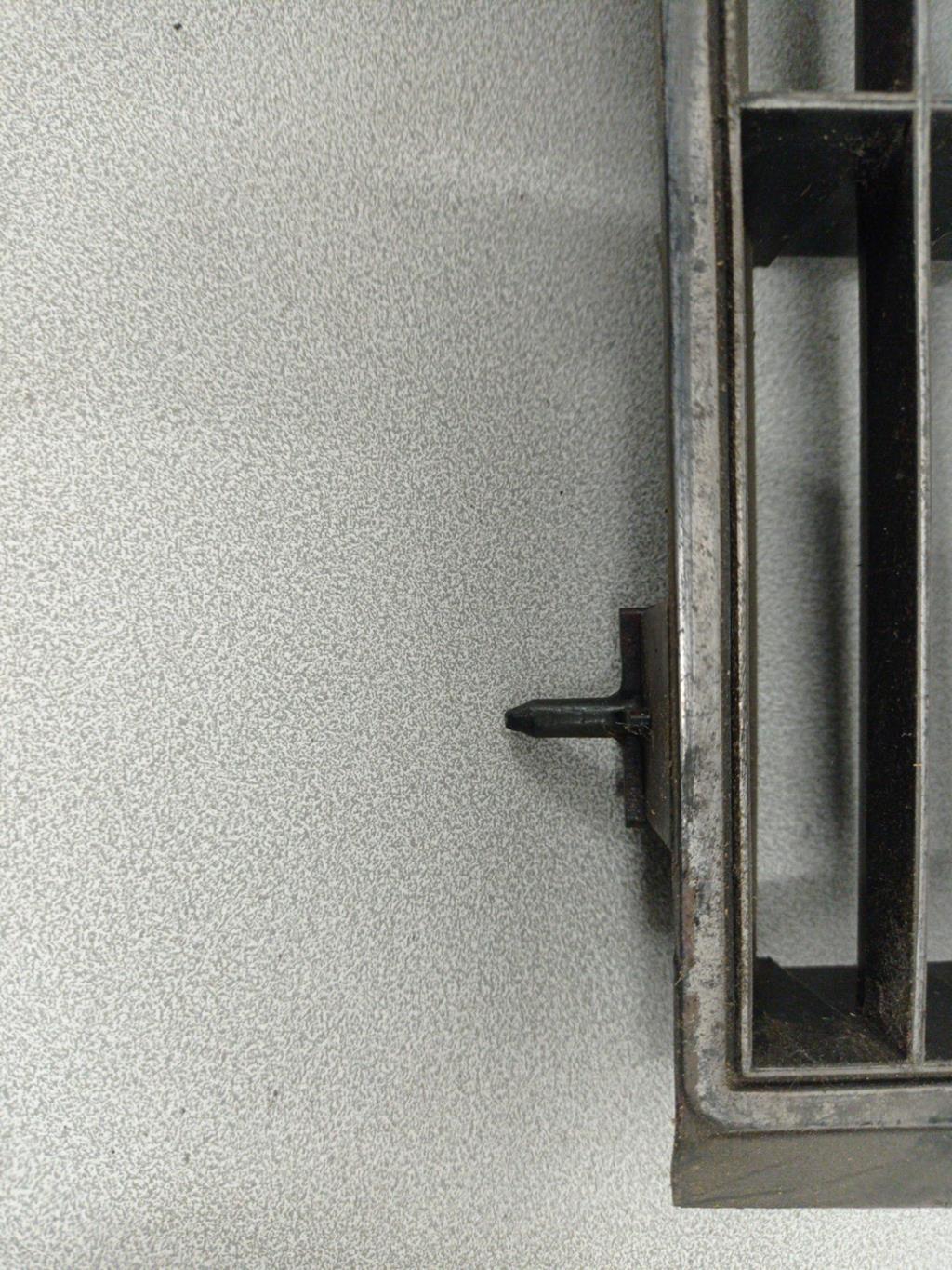 Calandre PEUGEOT 305  - 1