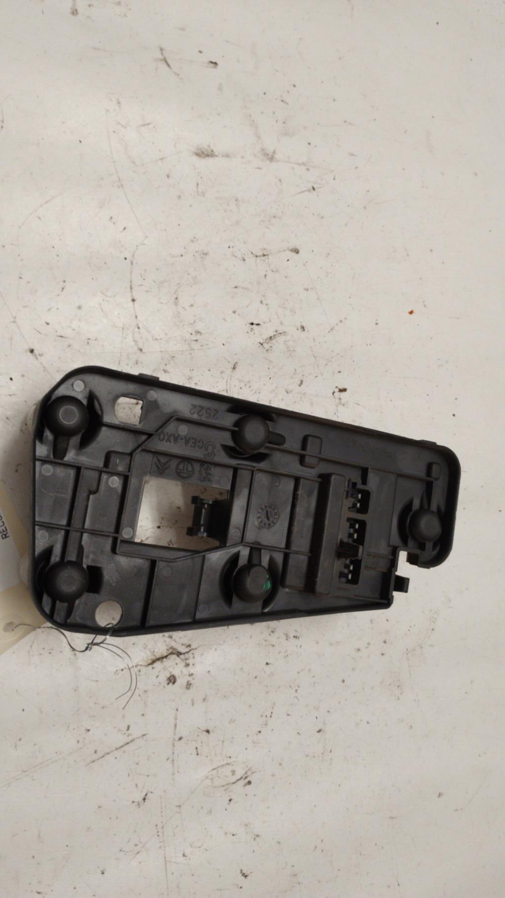 Base portalampade fanale posteriore destro PEUGEOT 306 PHASE 1 Diésel - 1