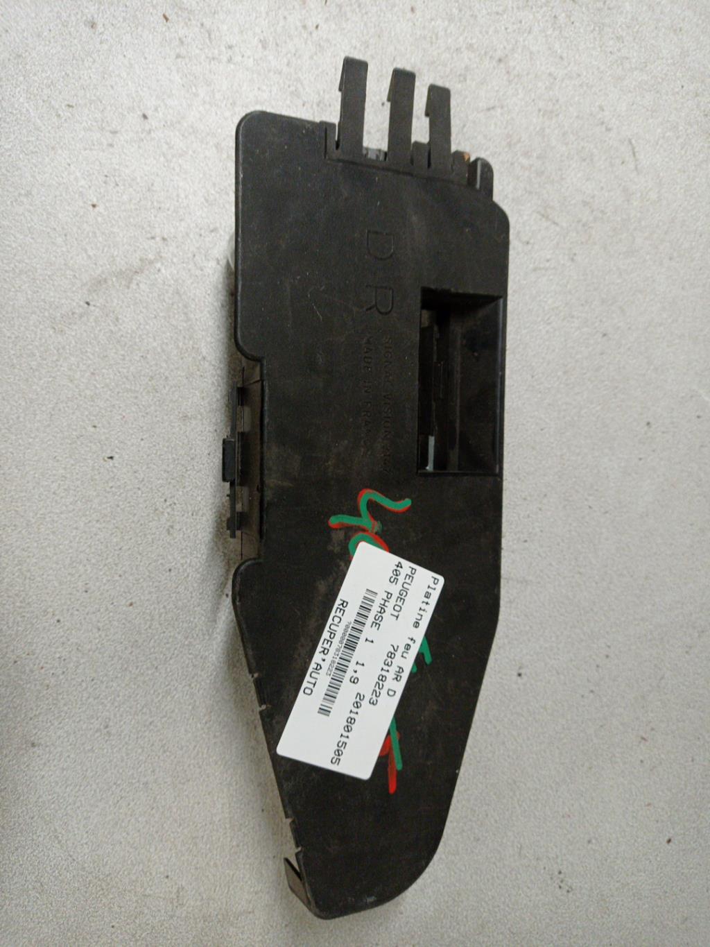 Base portalampade fanale posteriore destro PEUGEOT 405 PHASE 1 Diésel - 1